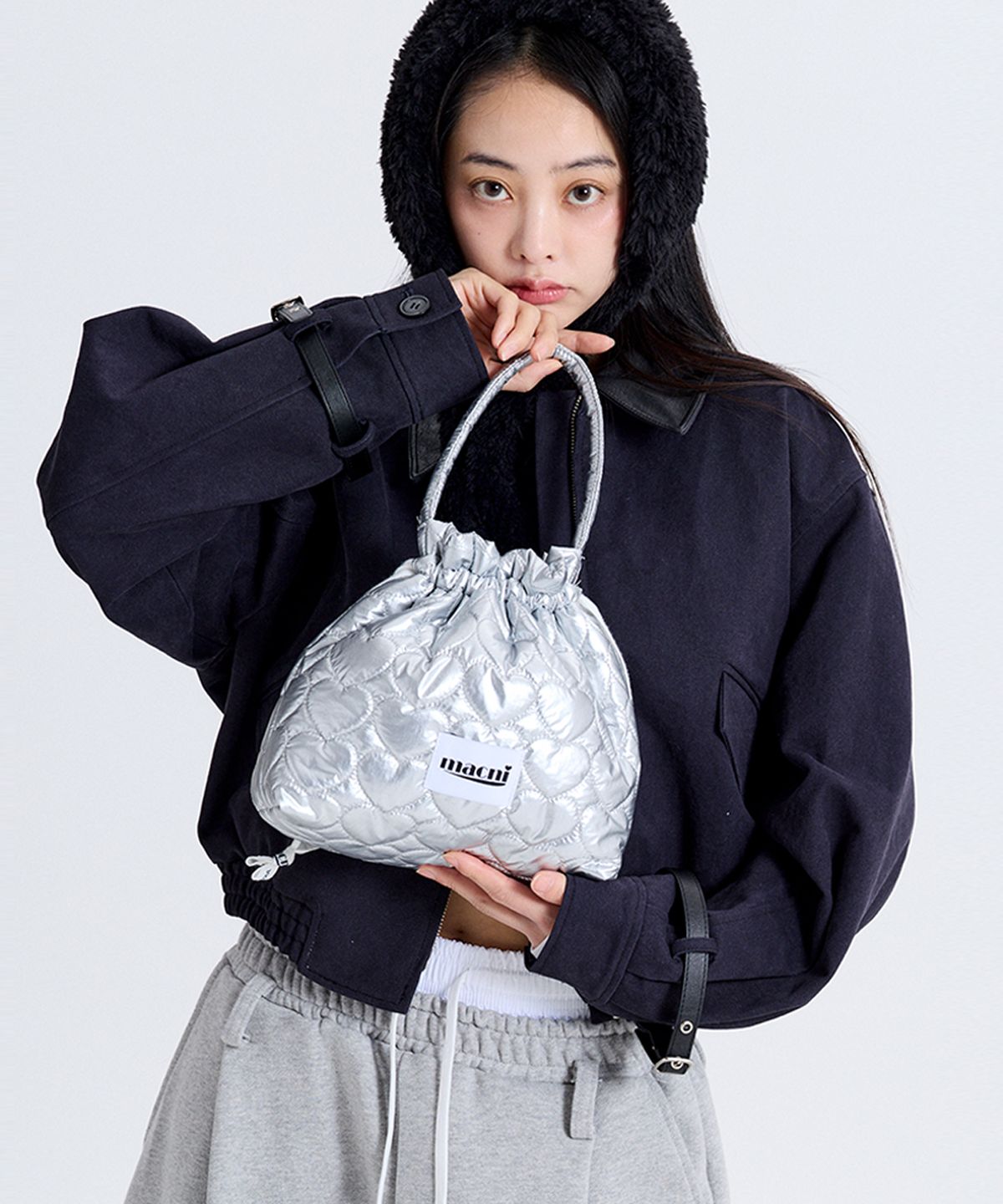 마크니(MACNI) HEART QUILTING STRING POUCH BAG SILVER