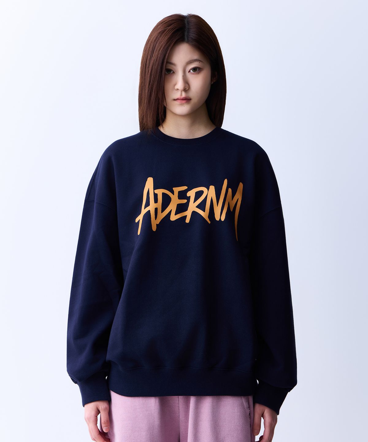 에이던엠(ADERNM) 스크립 스웨트셔츠 네이비&엠버