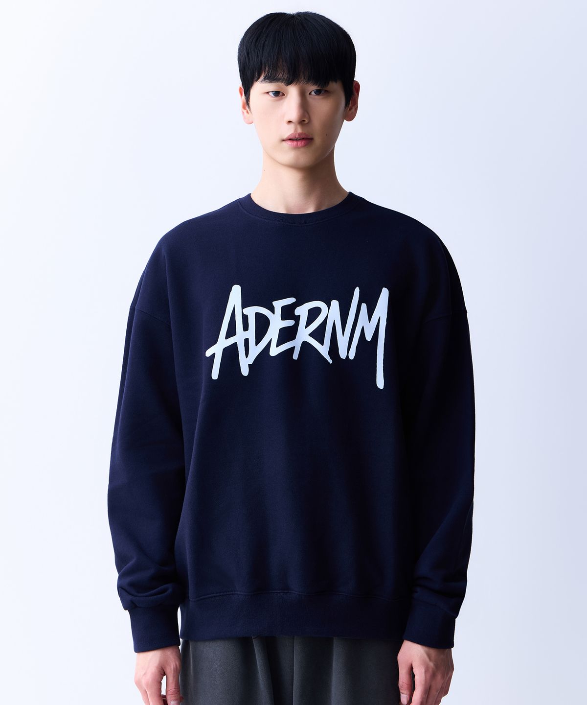 에이던엠(ADERNM) 스크립 스웨트셔츠 네이비&화이트