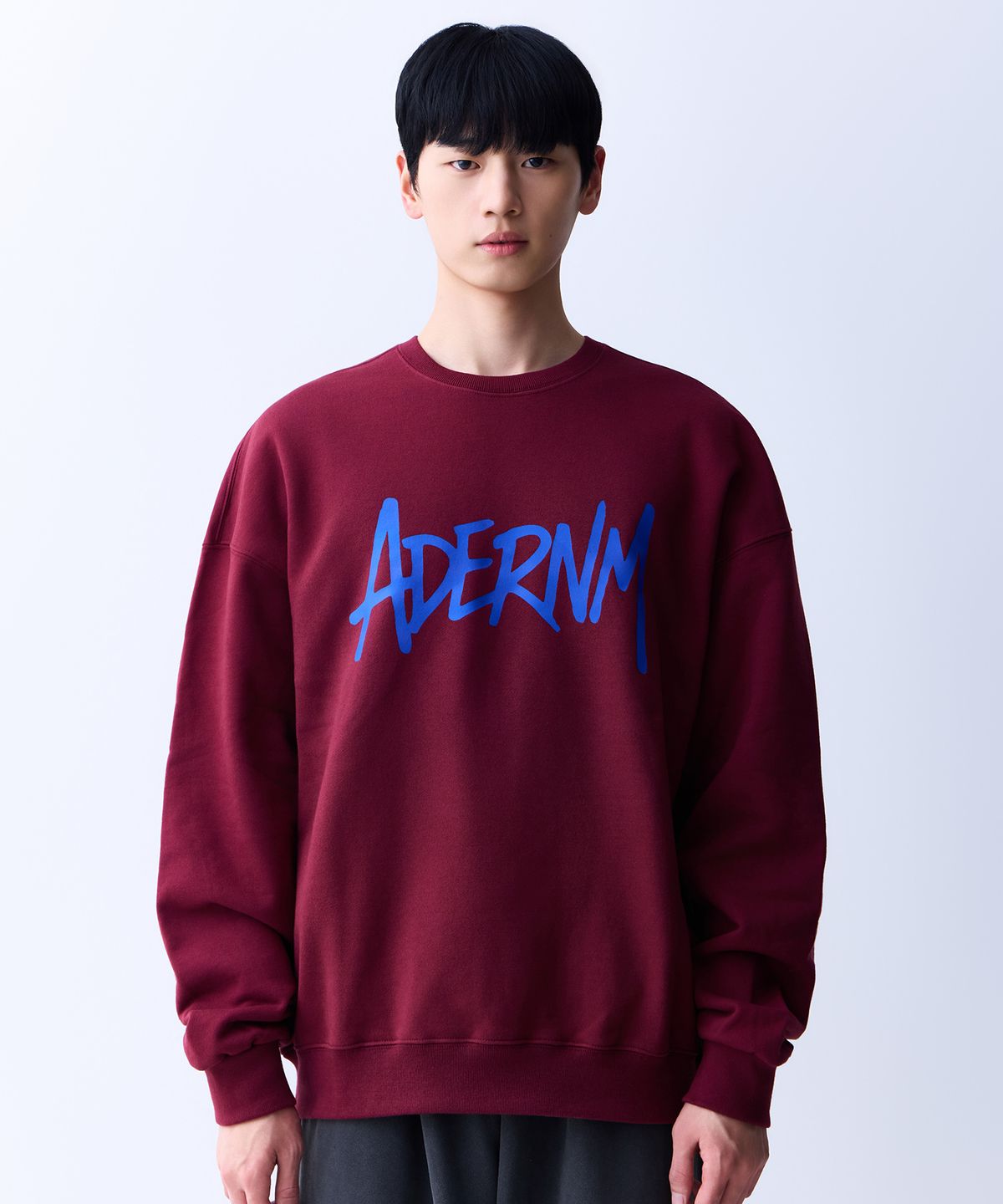 에이던엠(ADERNM) 스크립 스웨트셔츠 버건디