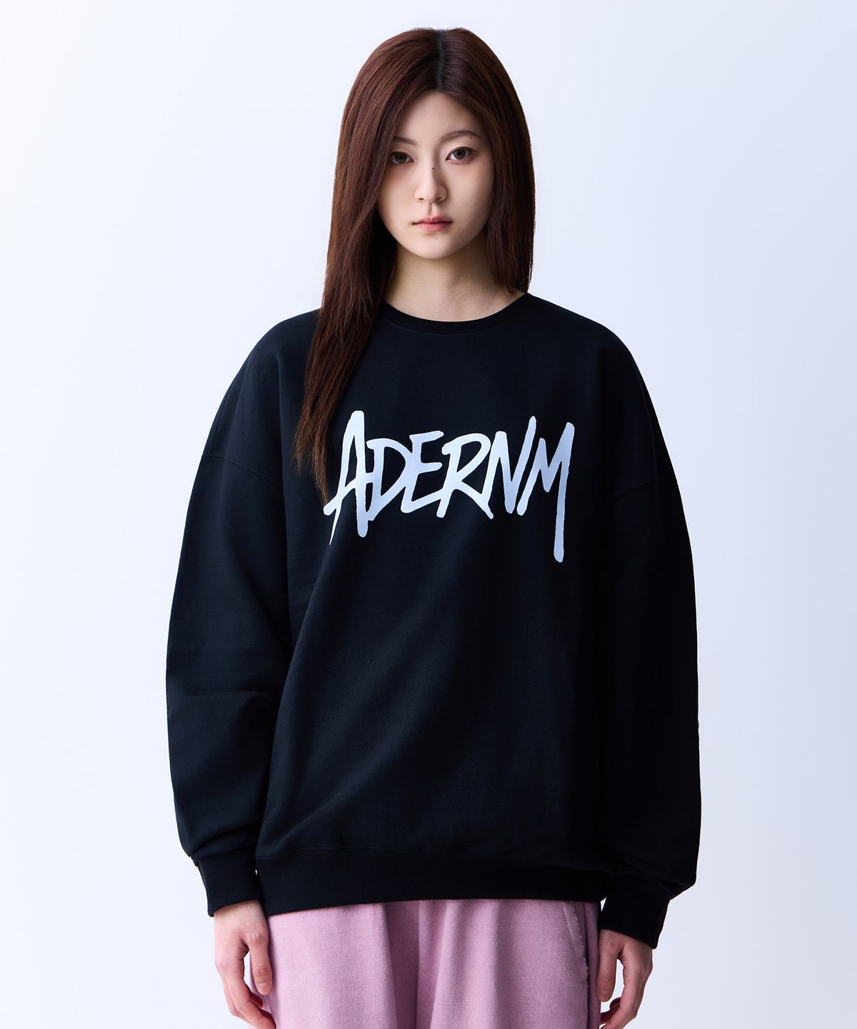 에이던엠(ADERNM) 스크립 스웨트셔츠 블랙