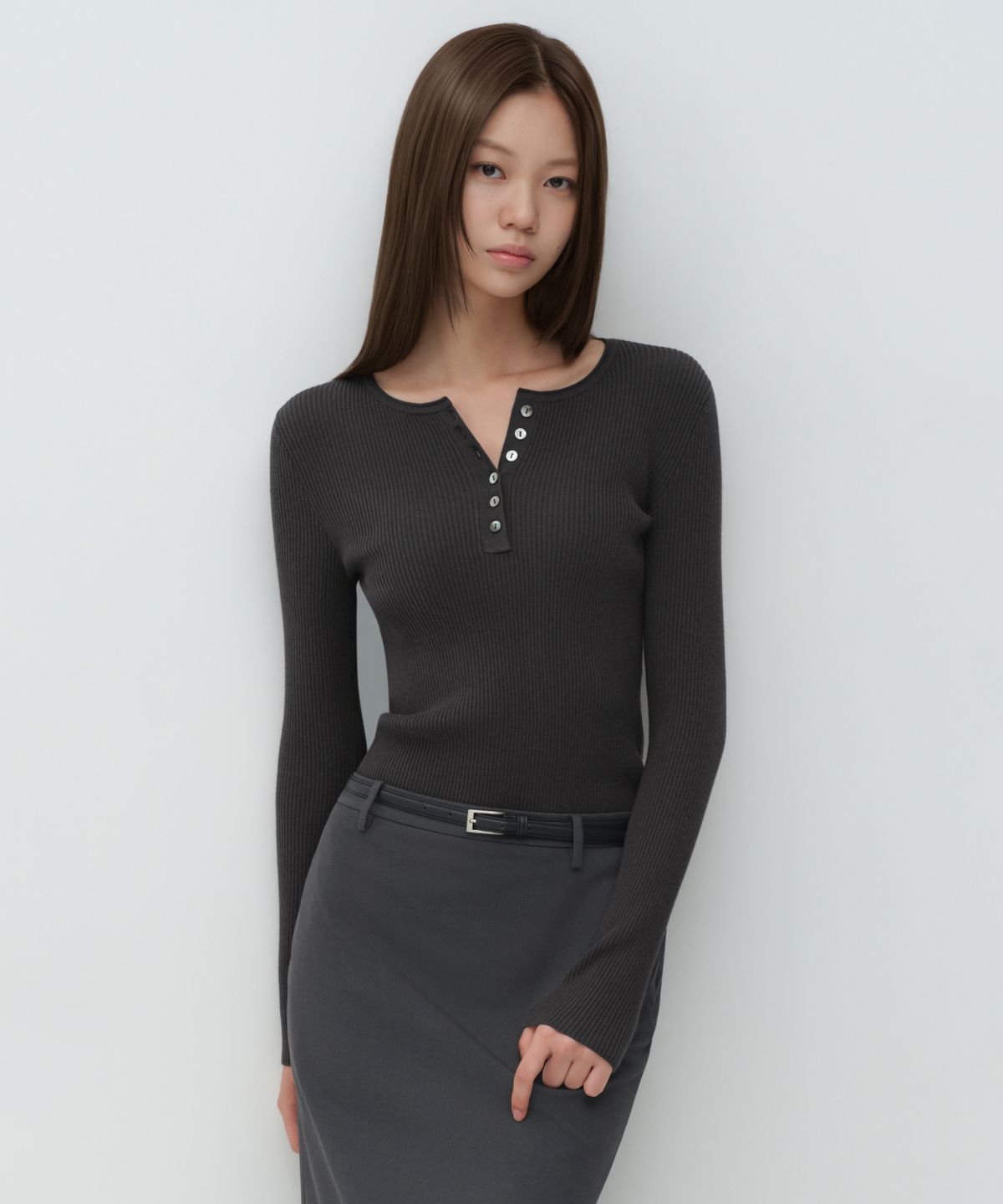 무신사 스탠다드 우먼(MUSINSA STANDARD WOMAN) 우먼즈 리브드 슬림 헨리 넥 니트 [건메탈]