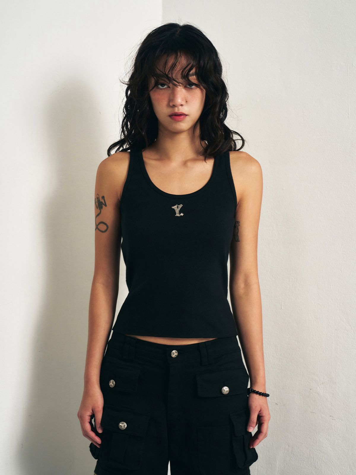 와이이이엘(YEEL) Y. RIBBED SLEEVELESS TOP BLACK