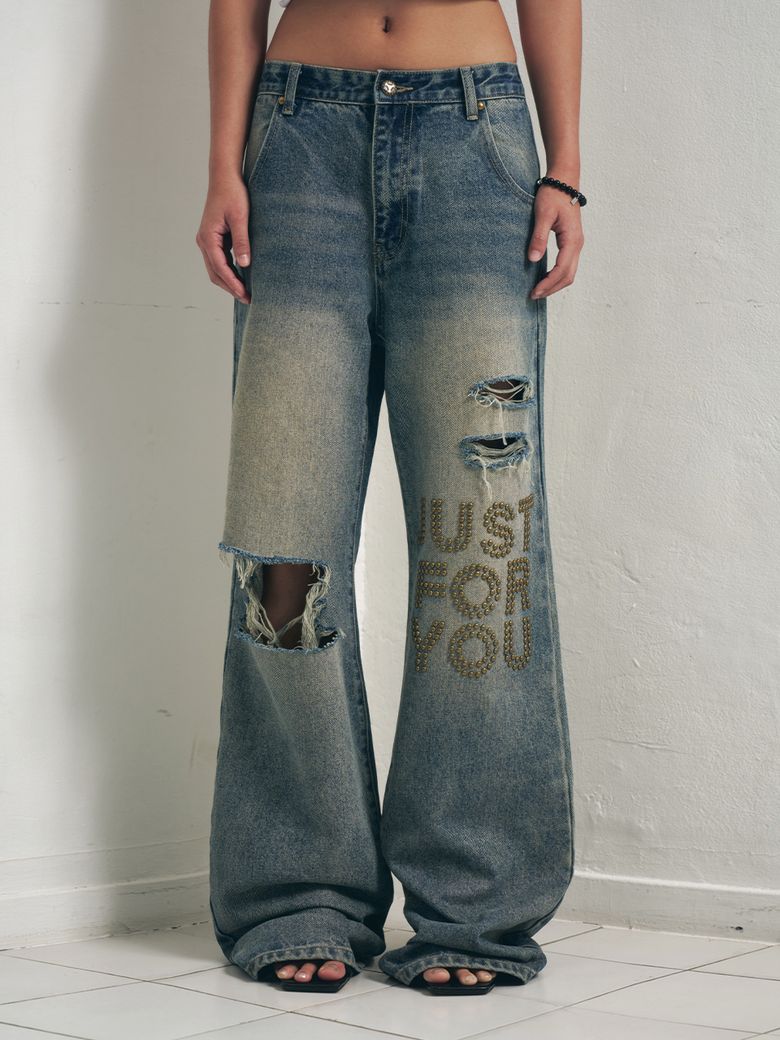 Y. STUD DISTRESSED JEANS