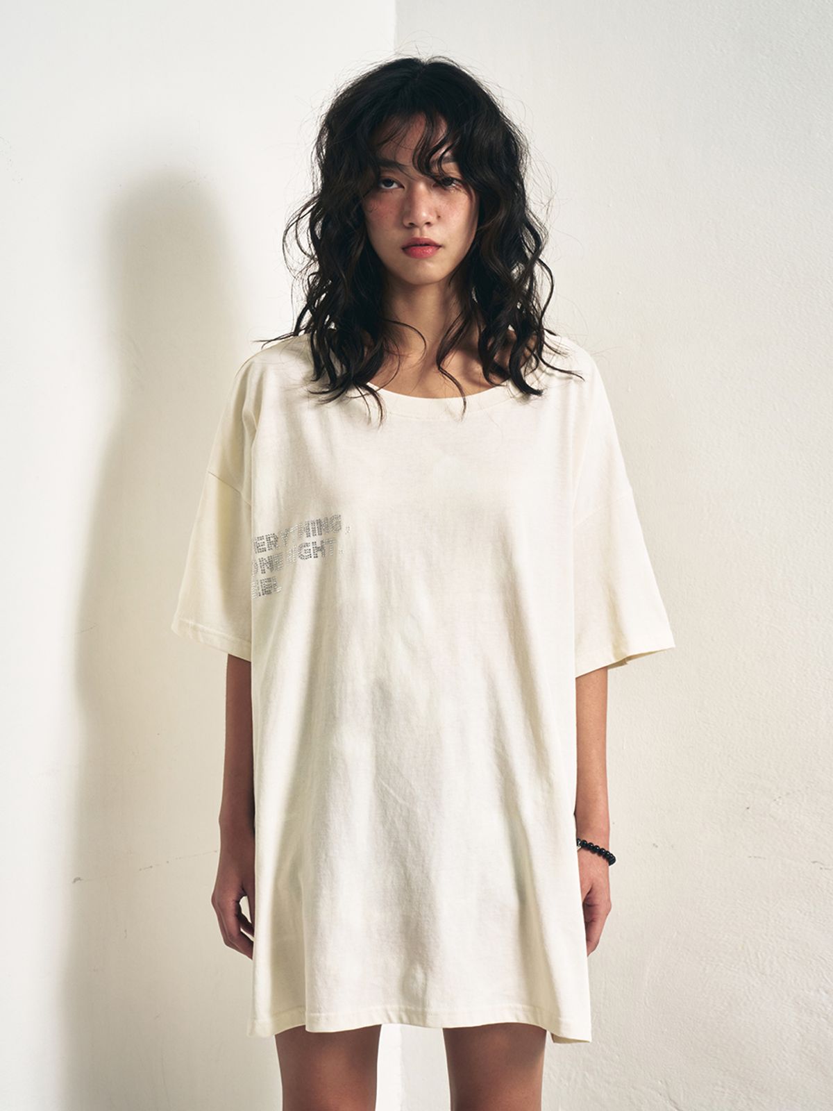 와이이이엘(YEEL) Y. STUDDED OVERSIZED T-SHIRT IVORY