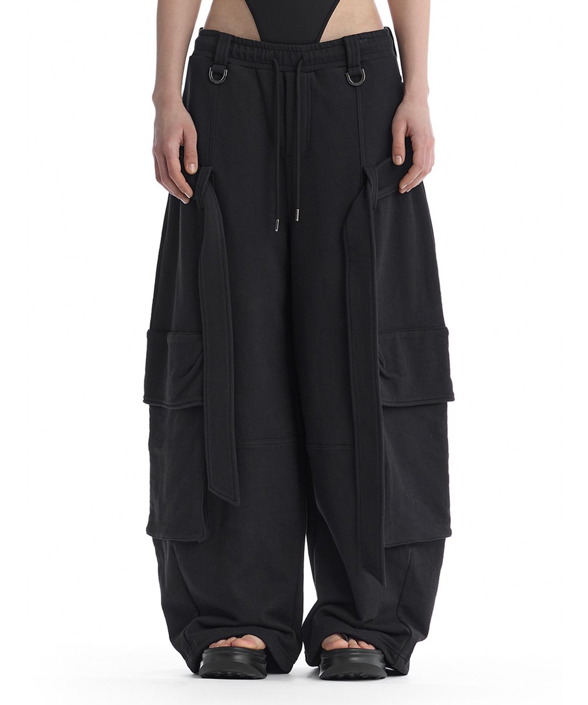 트리밍버드(TREEMINGBIRD) Utility Belted Cargo Sweat Pants [ Black ]