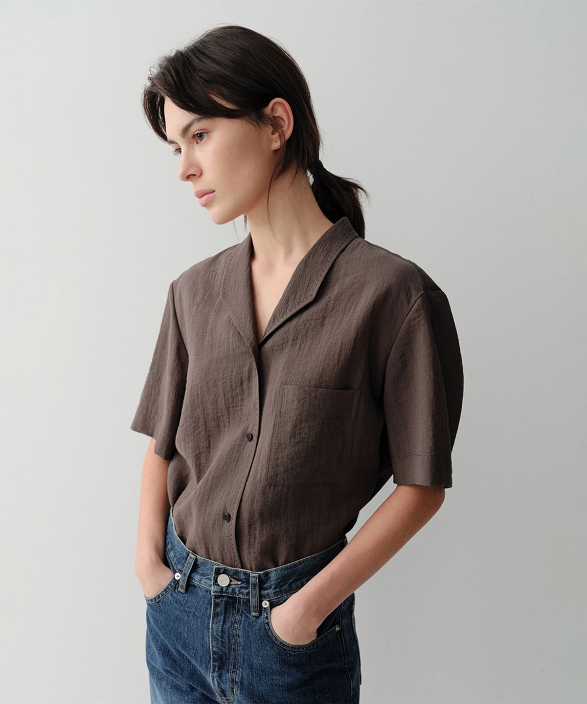 이아(EAAH) STITCH ANGLED COLLAR SHIRT (BROWN)