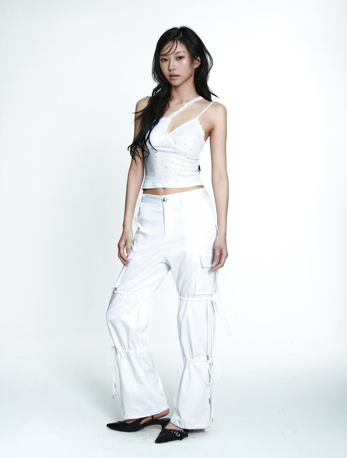 엠엘케이(MLK) 플라워 언발란스 레이스 슬리브리스 탑 (WHITE)