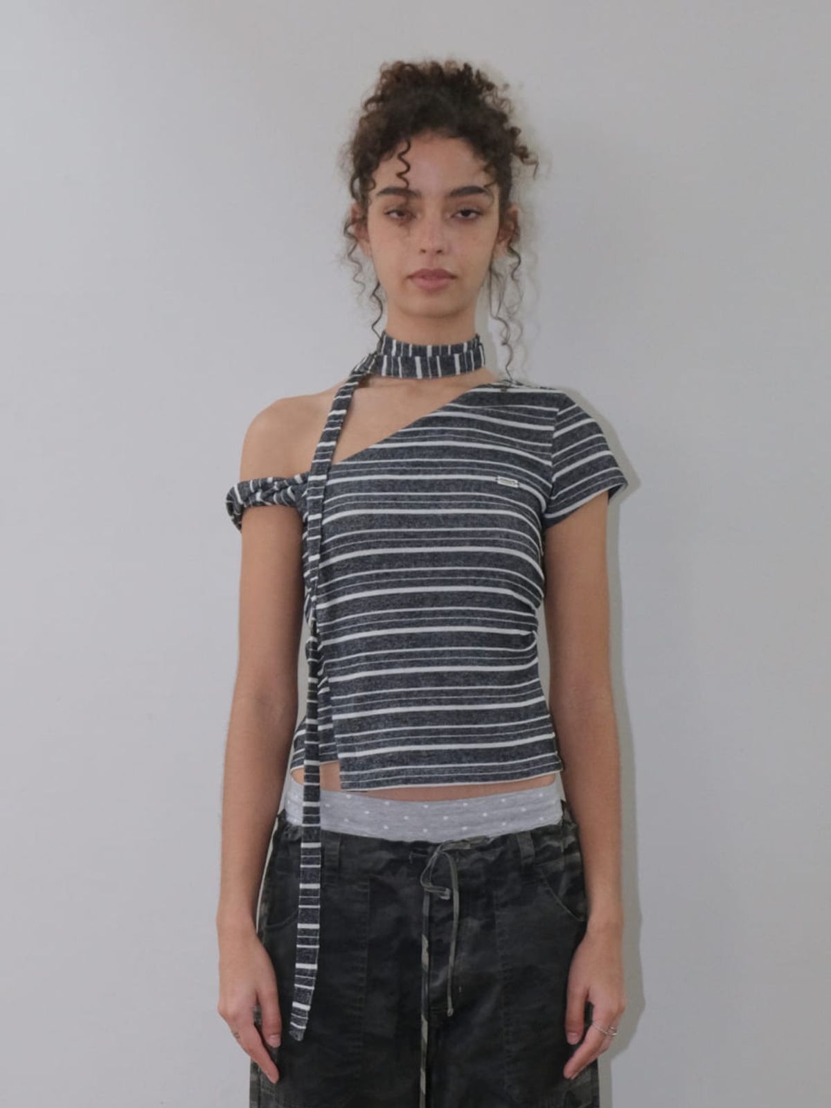 오디너리 홀리데이(ORDINARY HOLIDAY) SCARF UNBALANCE SLEEVELESS TOP [GRAY]