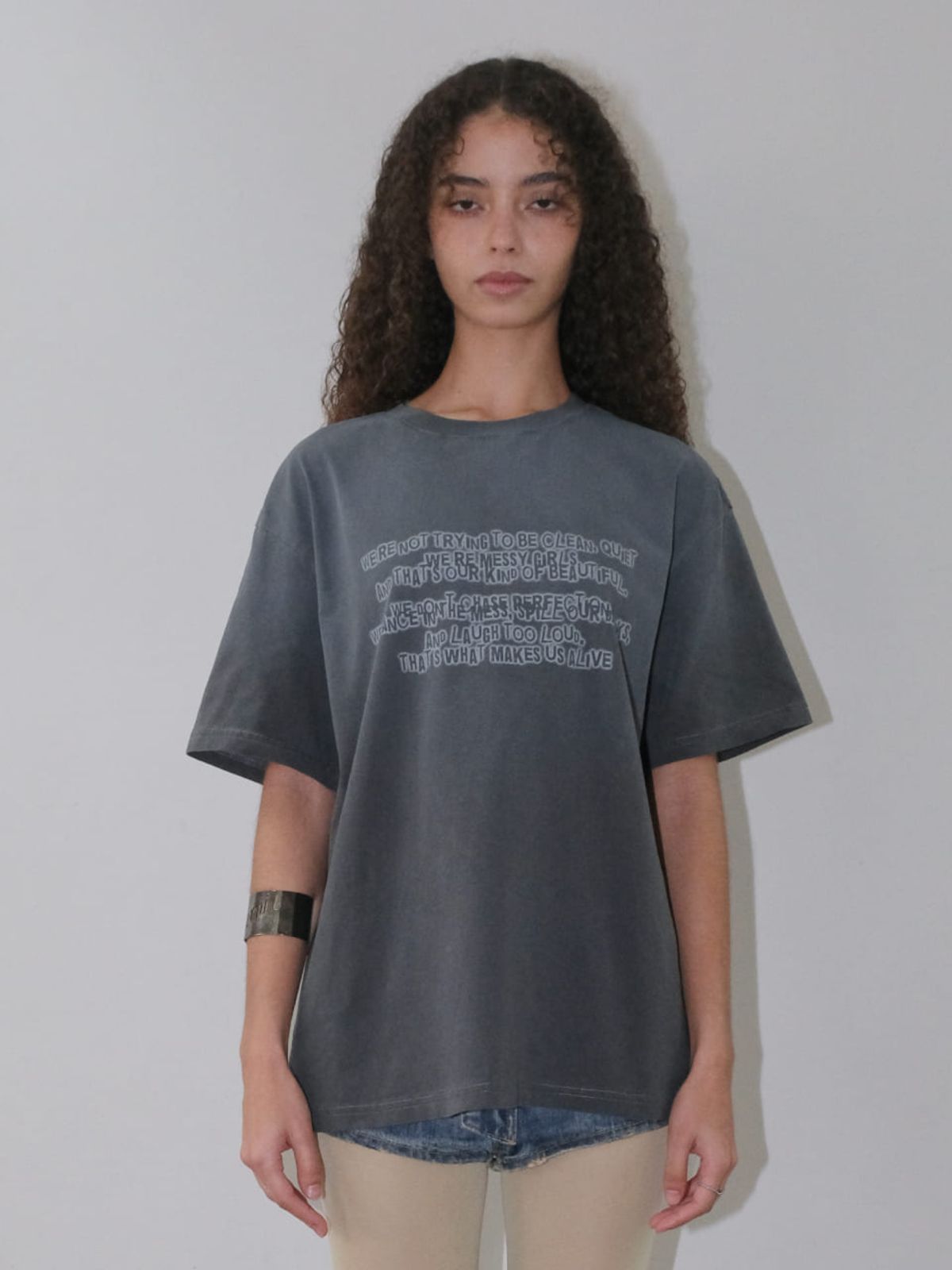 오디너리 홀리데이(ORDINARY HOLIDAY) SPRAY WASHED OVER FIT T-SHIRT [CHARCOAL]