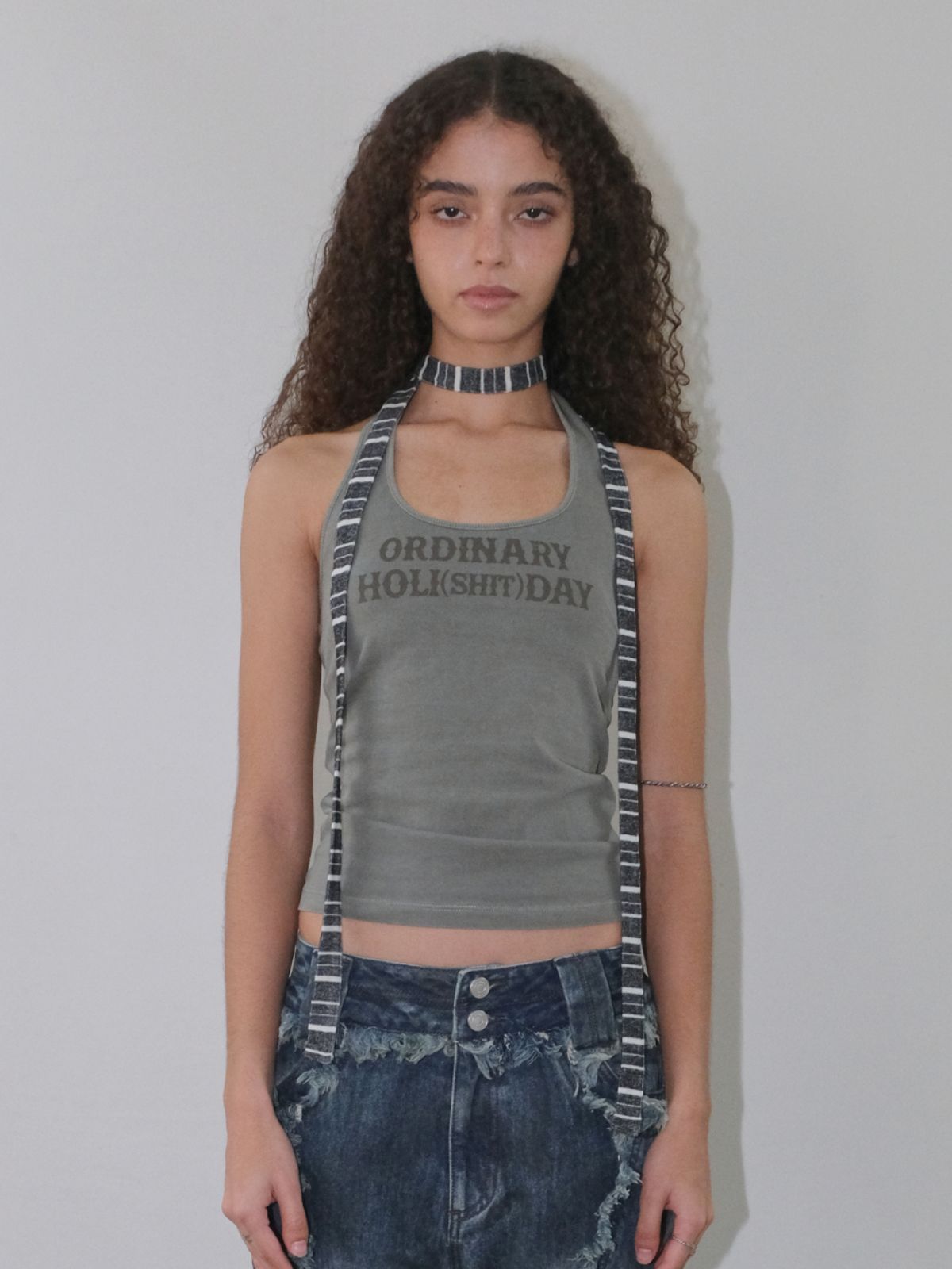 오디너리 홀리데이(ORDINARY HOLIDAY) HALTER LOGO T-SHIRT [KHAKI]
