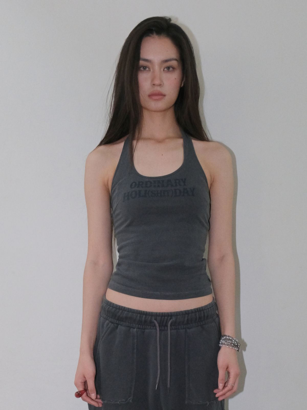 오디너리 홀리데이(ORDINARY HOLIDAY) HALTER LOGO T-SHIRT [CHARCOAL]