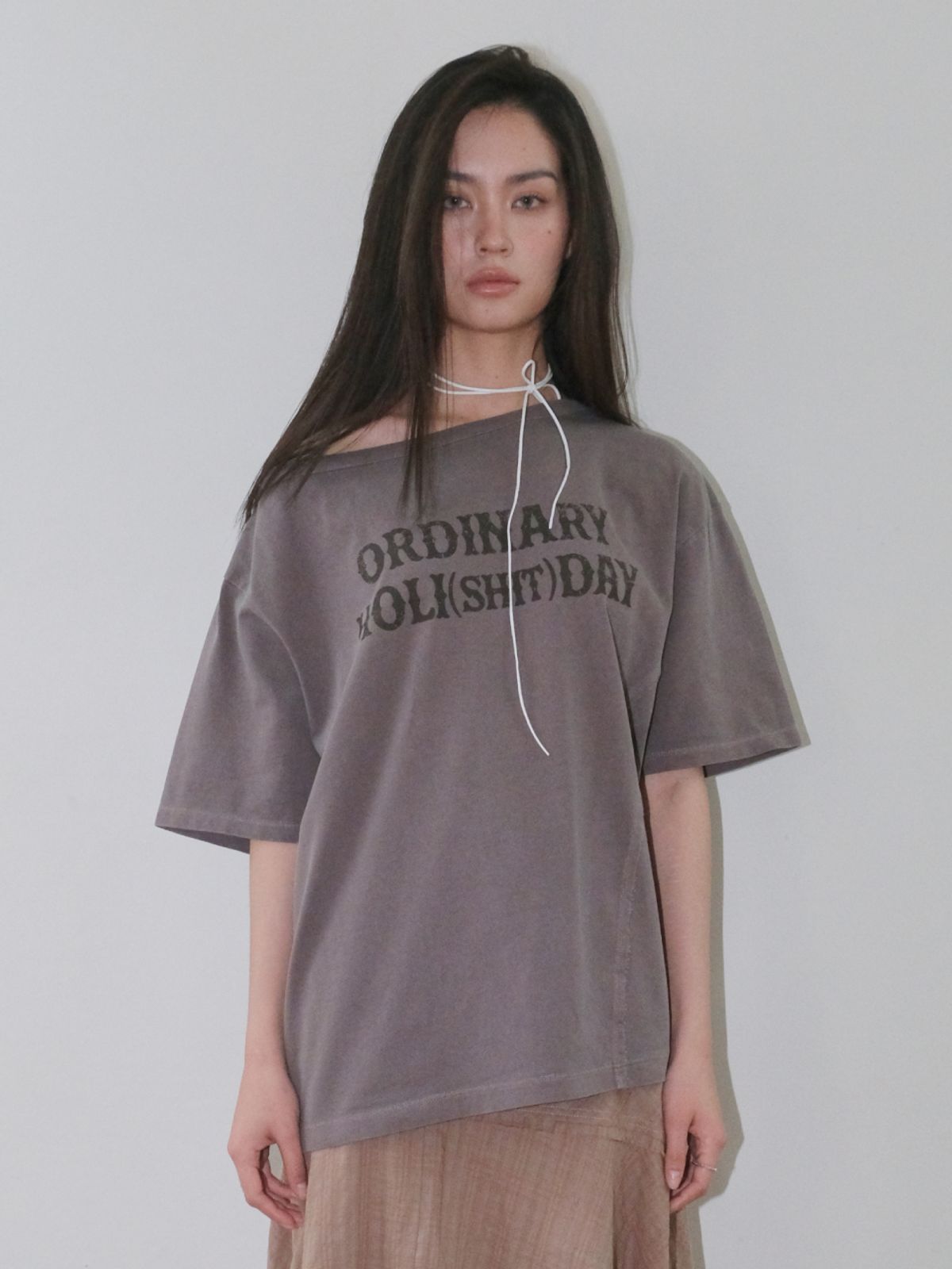 오디너리 홀리데이(ORDINARY HOLIDAY) ONE SHOULDER LOGO T-SHIRT [BROWN]