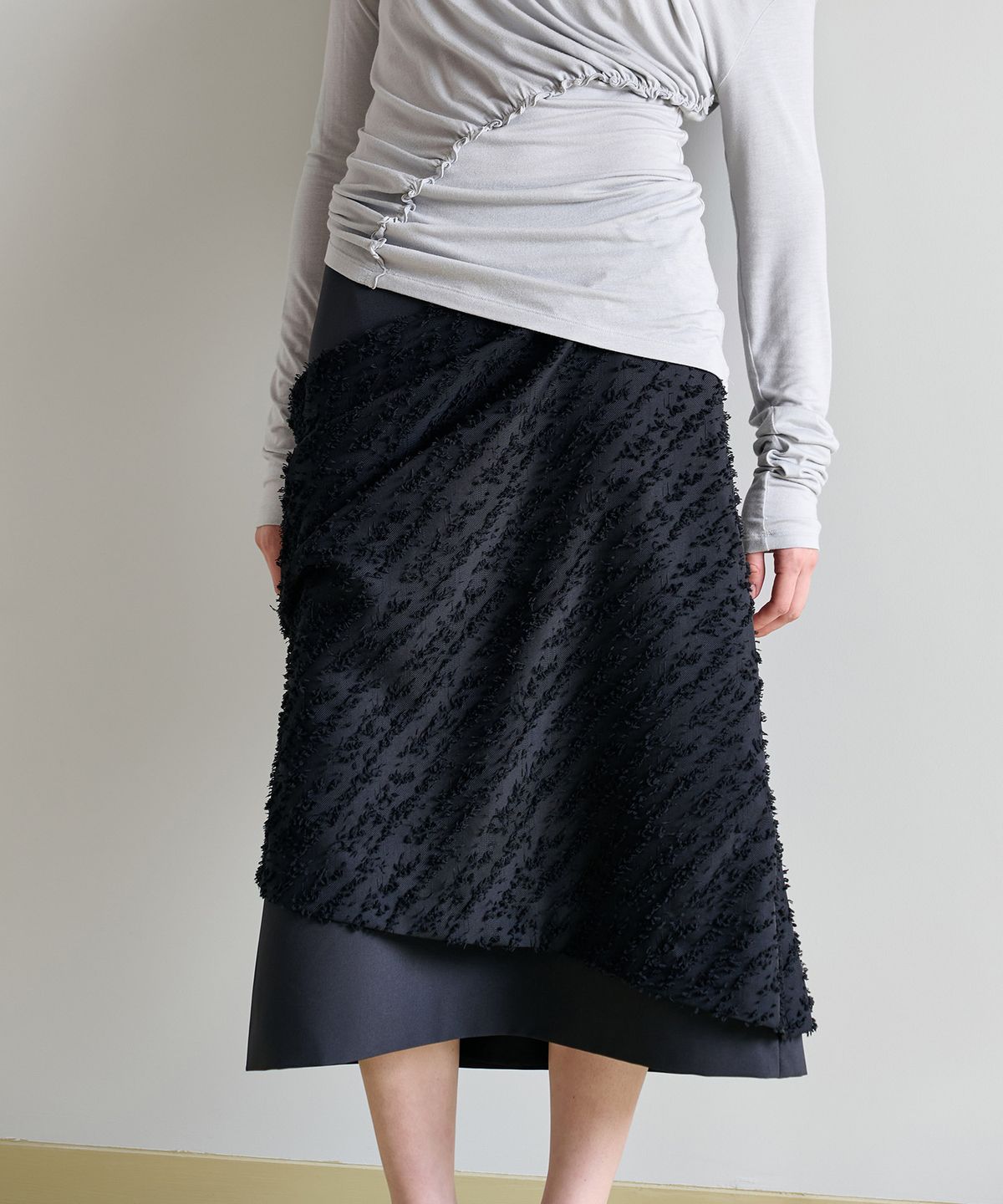 바하윤(BAHAYOON) TEXTURED LAYERED SKIRT (BLACK)