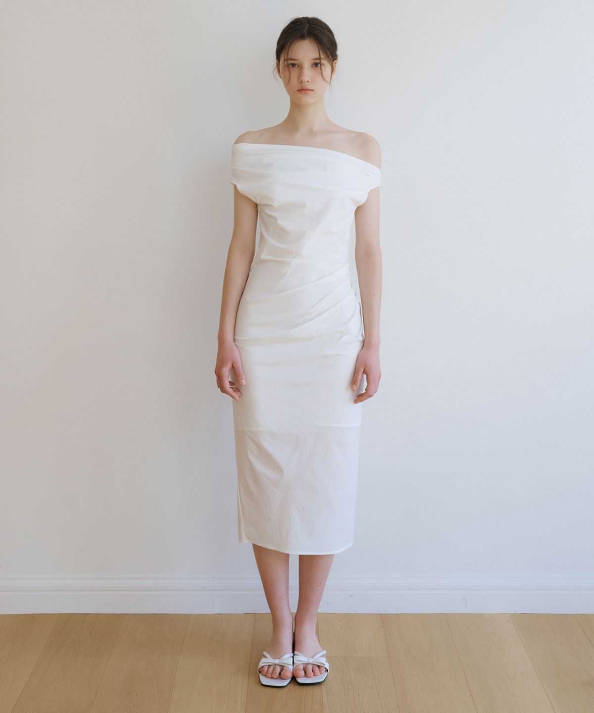 리올그(REORG) WA UNBALANCED DRAPE SLEEVELESS OPS WHITE