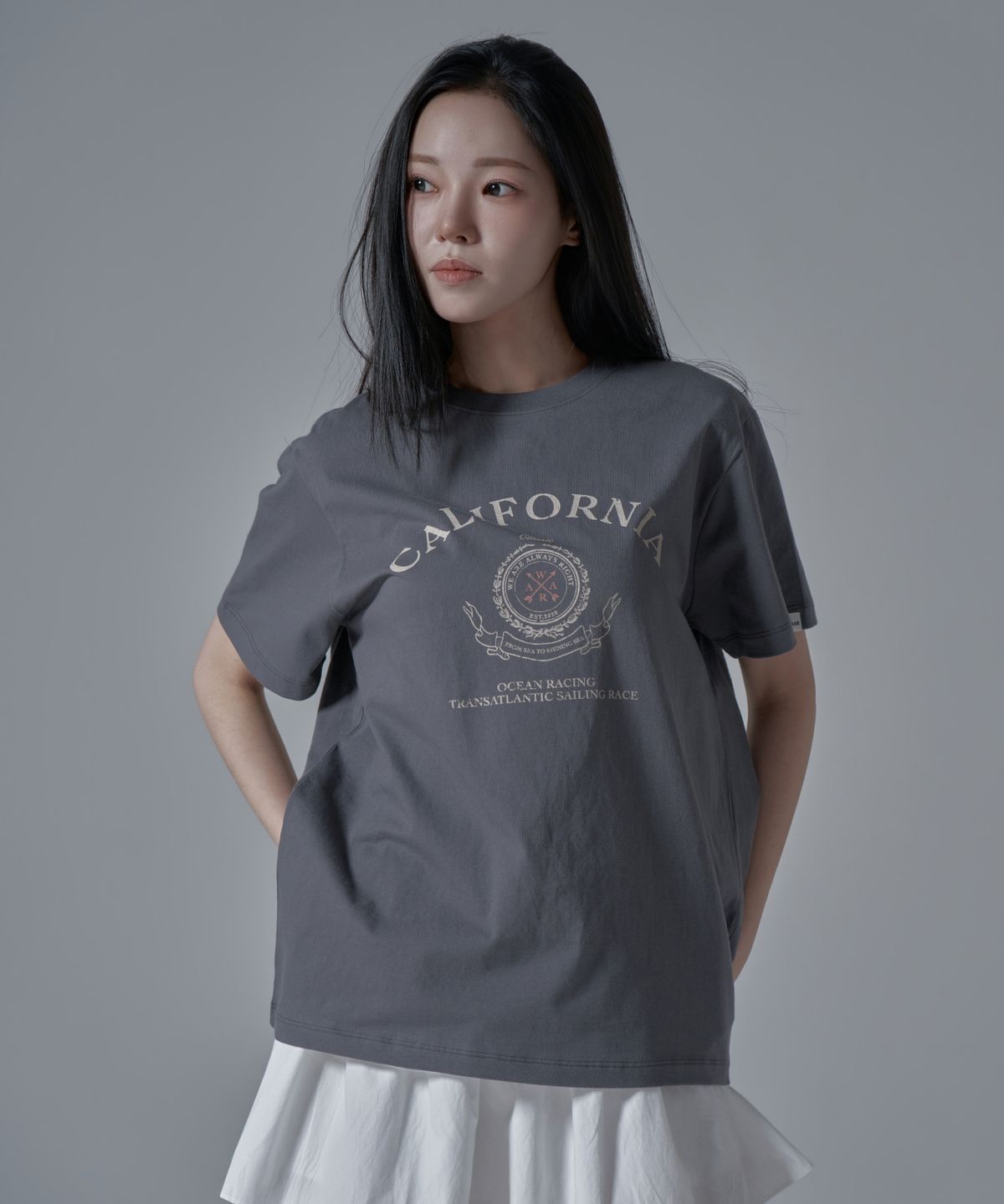 와르 포 우먼(WAARFORWOMAN) WT-69 캘리포니아 반팔 티셔츠_차콜