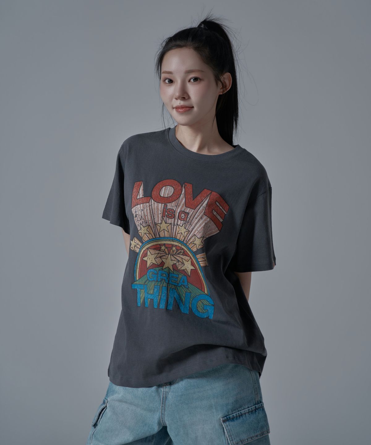 와르 포 우먼(WAARFORWOMAN) WT-73 러브 반팔 티셔츠_차콜