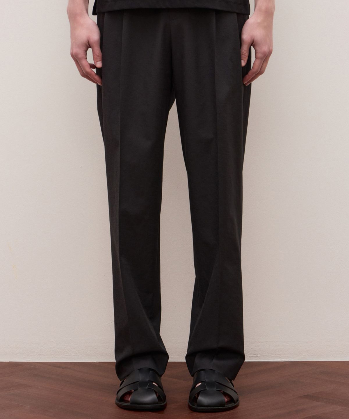 질스튜어트뉴욕 맨(JILLSTUART NEWYORK MEN) 릴렉스 핏 셋업 팬츠 - 차콜그레이 (JNPA6B380CG)