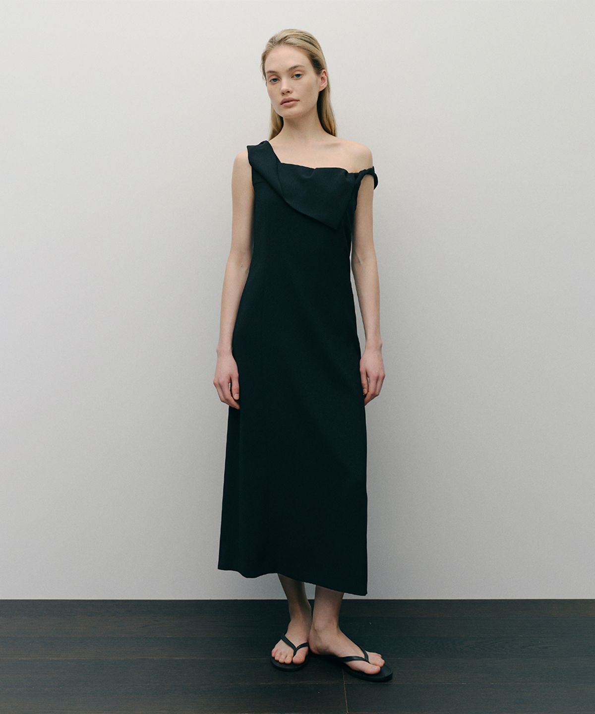이아(EAAH) STRAP TWIST DRESS (BLACK)