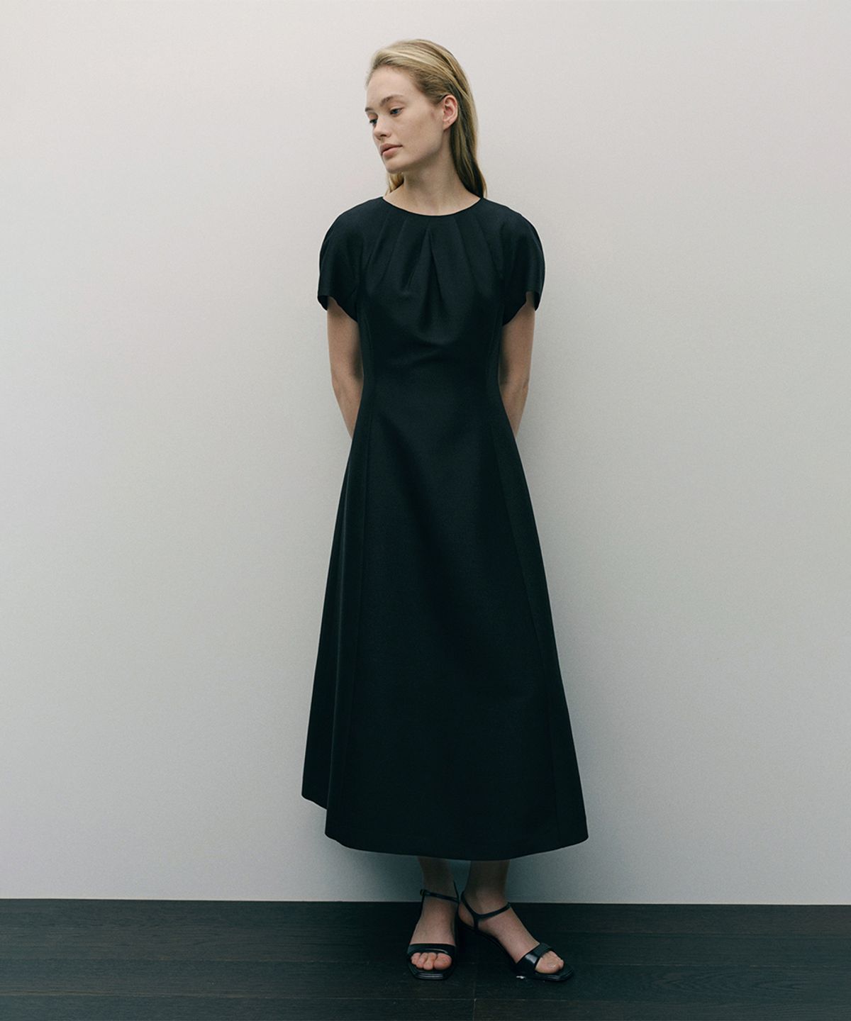 이아(EAAH) WOOL SILK TUCK VOLUME DRESS (BLACK)