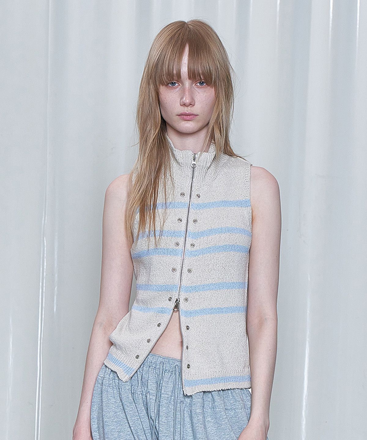 다이닛(DEINET) STRIPE KNIT VEST ZIP UP IN LIGHT GREY