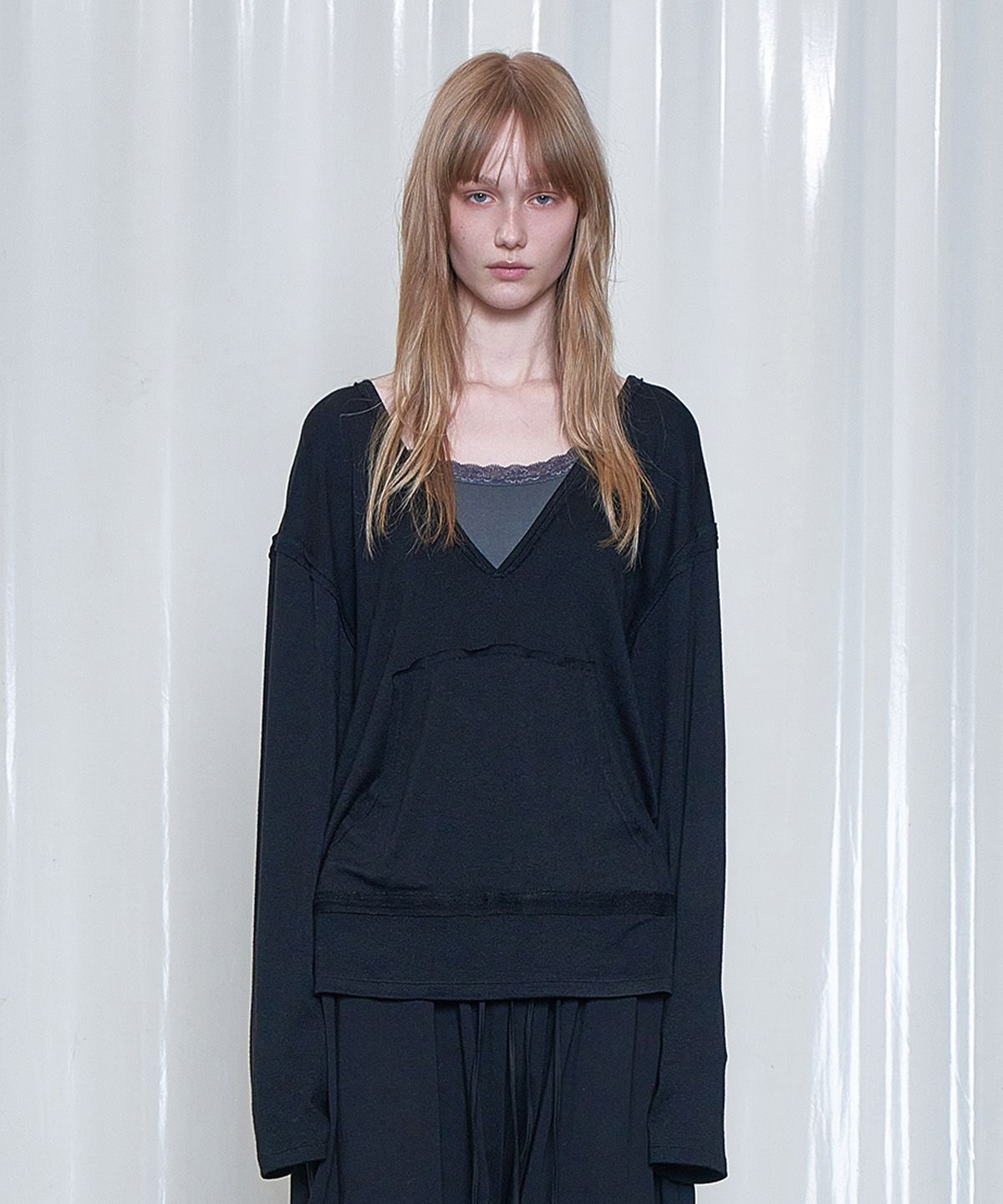 다이닛(DEINET) RAW V LONG SLEEVE IN BLACK