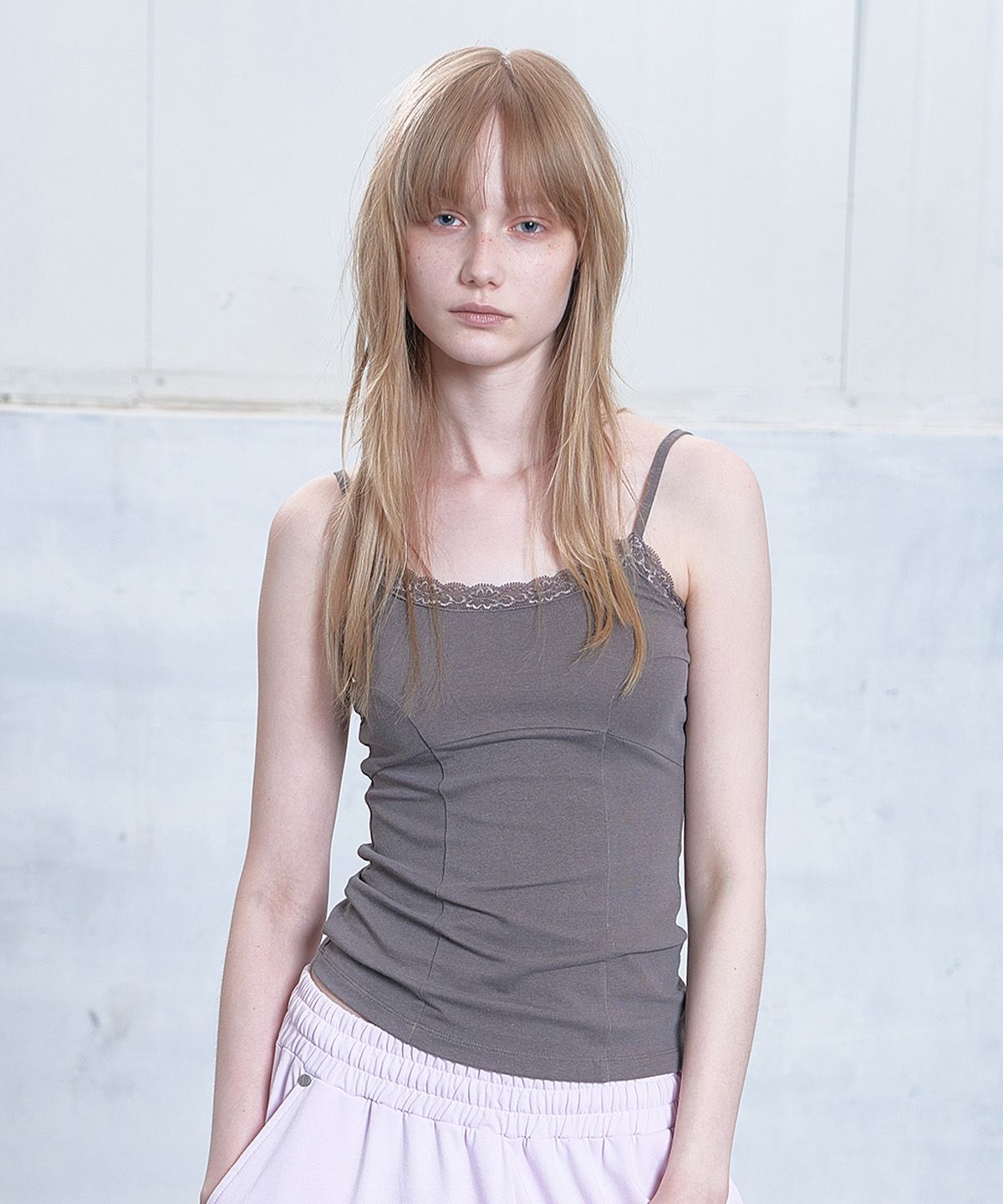 다이닛(DEINET) LACE CURVE CAMI TOP IN BROWN