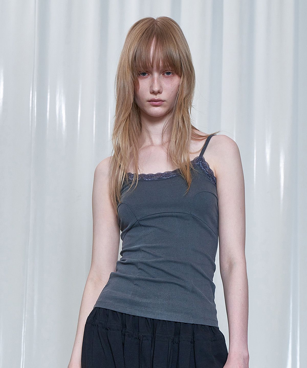 다이닛(DEINET) LACE CURVE CAMI TOP IN CHARCOAL
