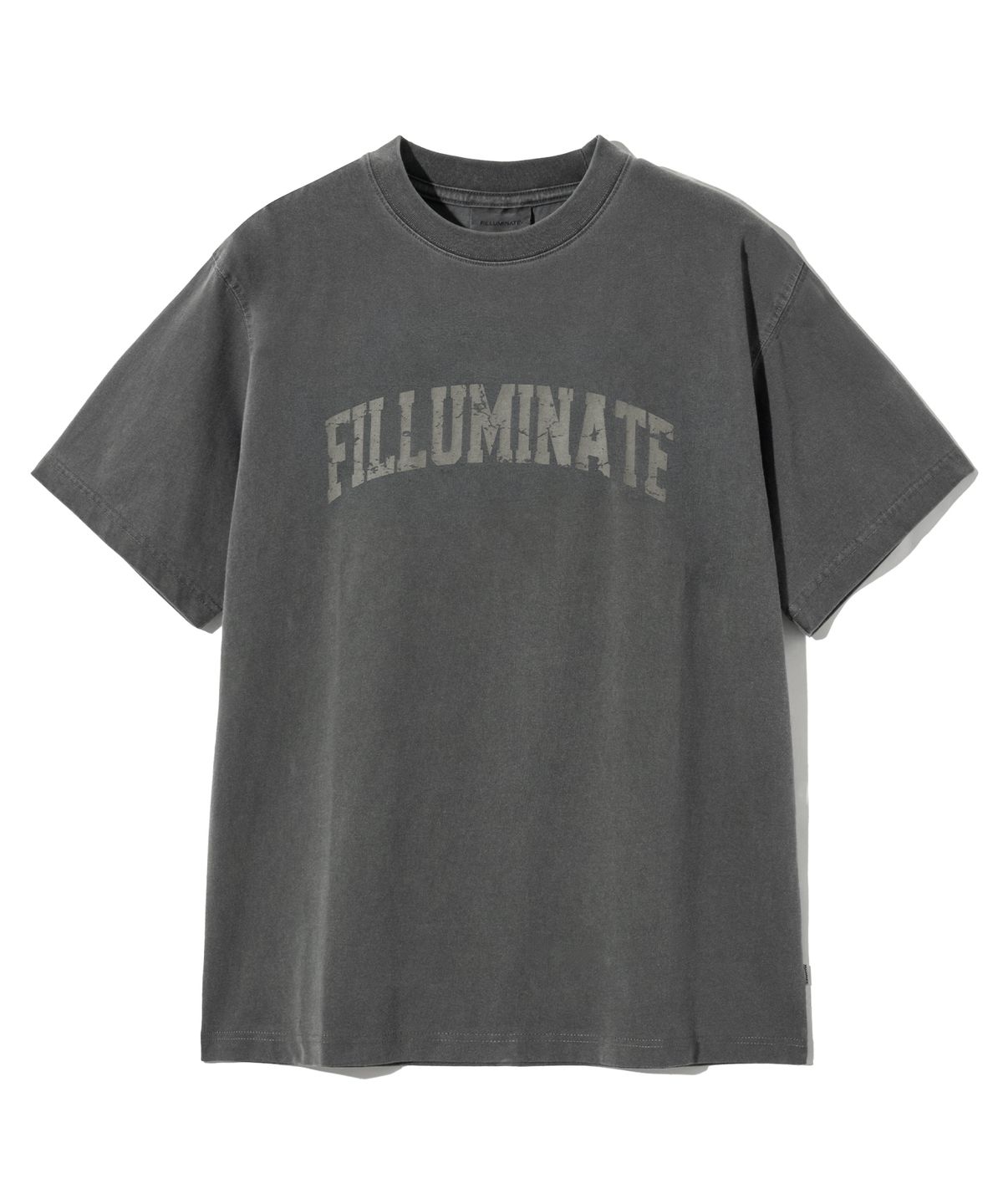 필루미네이트(FILLUMINATE) 에센셜 아치 로고 피그먼트 티셔츠-차콜