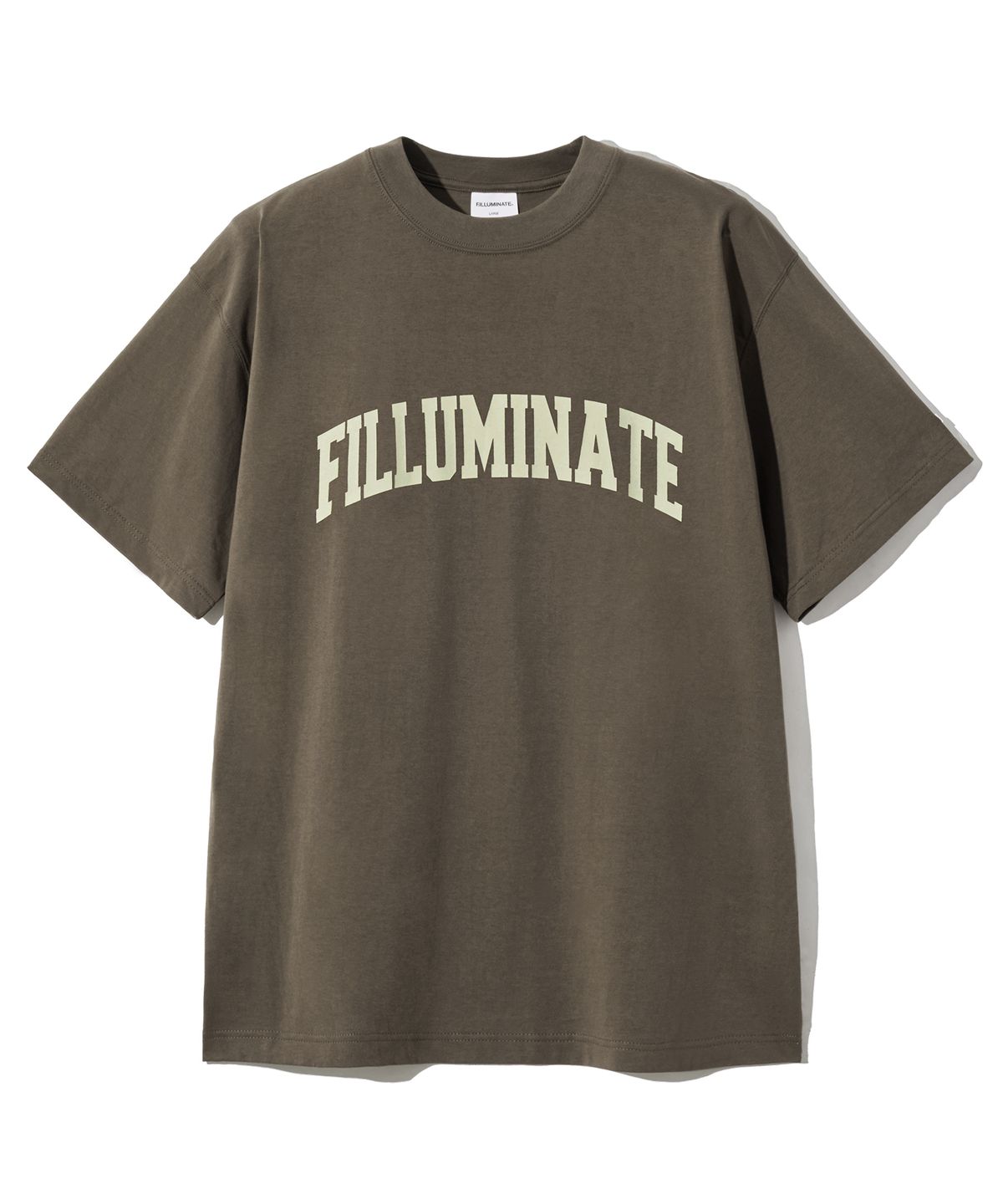 필루미네이트(FILLUMINATE) 에센셜 아치 로고 티셔츠-브라운