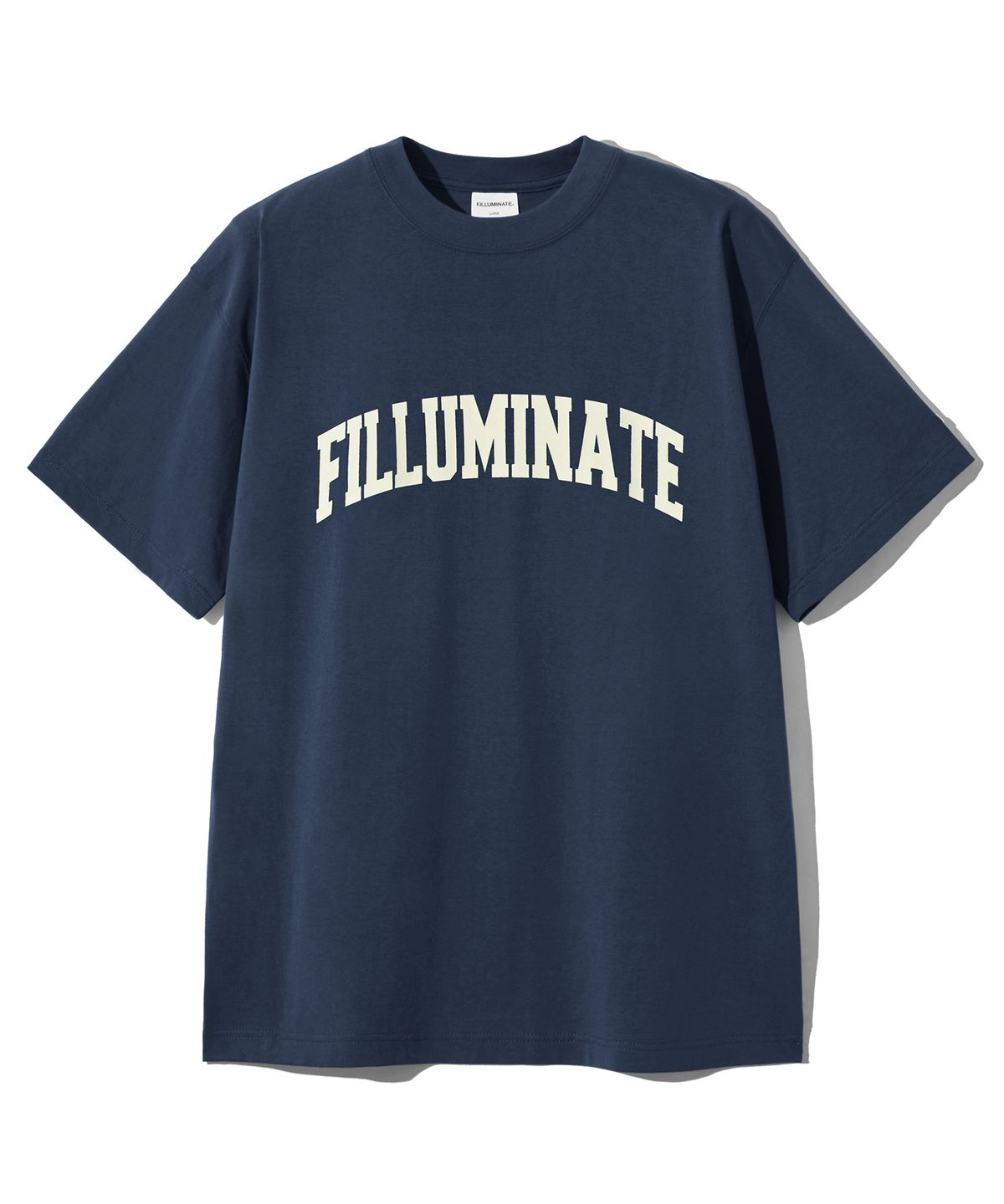 필루미네이트(FILLUMINATE) 에센셜 아치 로고 티셔츠-네이비