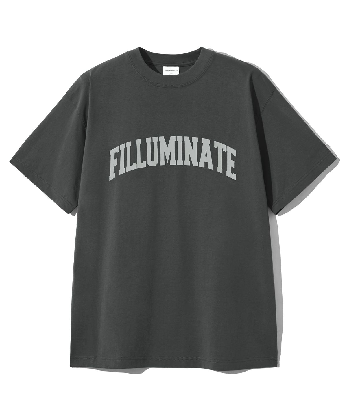 필루미네이트(FILLUMINATE) 에센셜 아치 로고 티셔츠-차콜