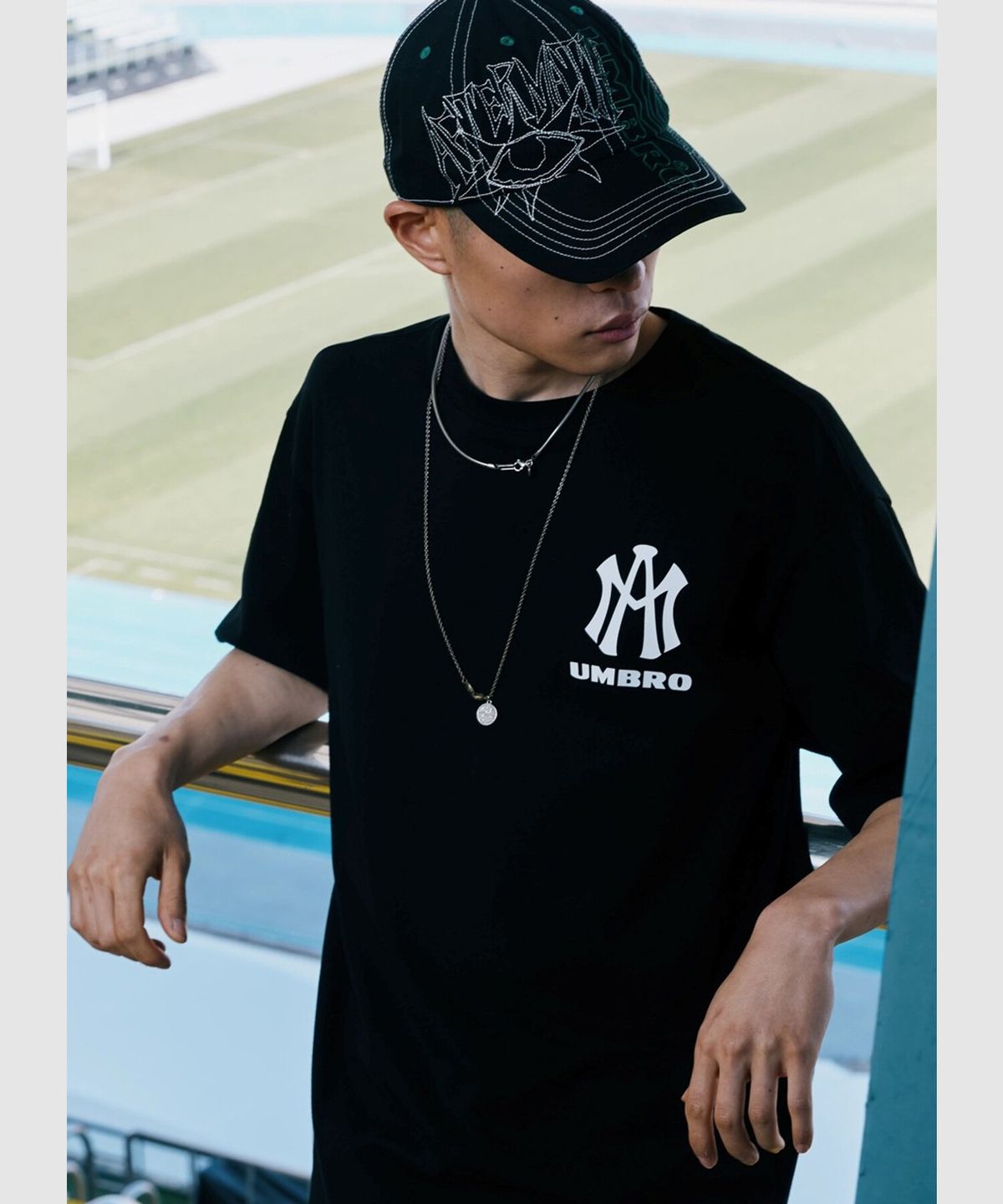 엄브로(UMBRO) [UMB X AFTERMATH] 반팔 티셔츠 블랙 UR221ORS42