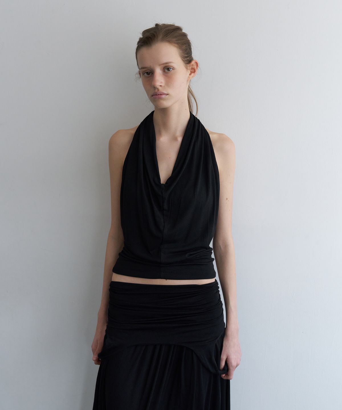 오버듀플레어(OVERDUEFLAIR) DRAPED HALTER TOP_BLACK