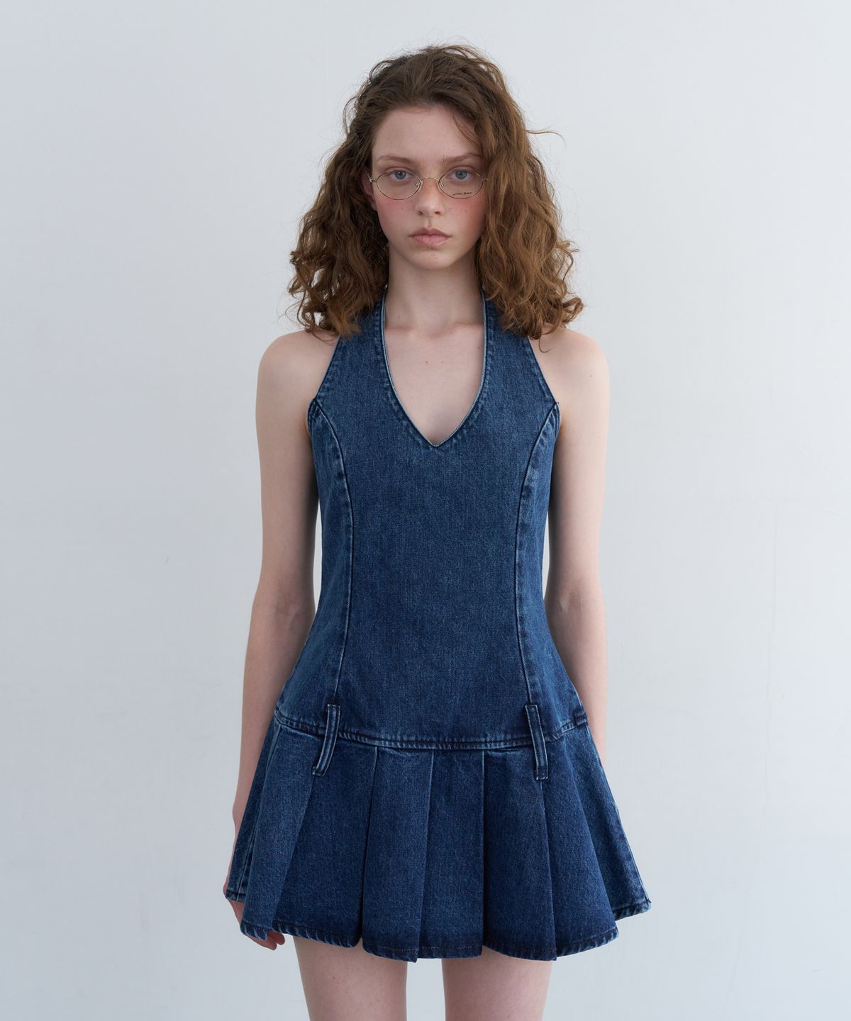 오버듀플레어(OVERDUEFLAIR) HALTER NECK PLEATED DENIM DRESS_INDIGO