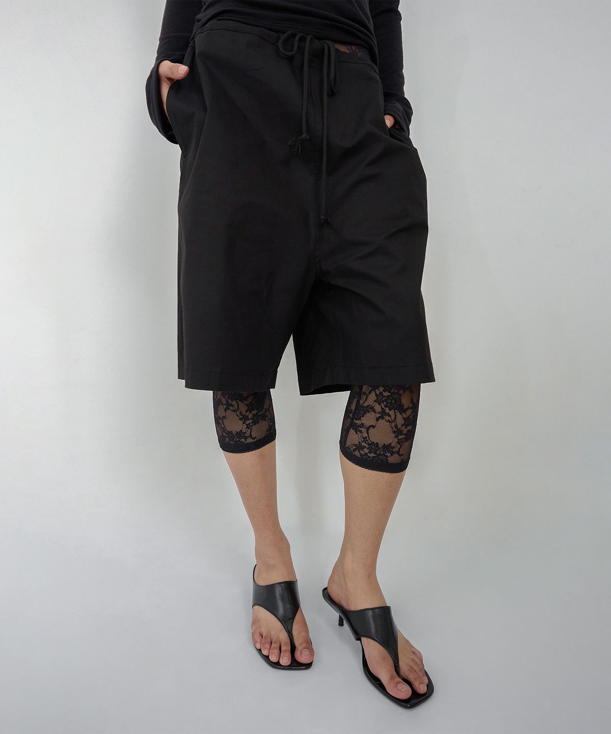 나체(NACHE) LACE LAYERED BERMUDA PANTS BLACK