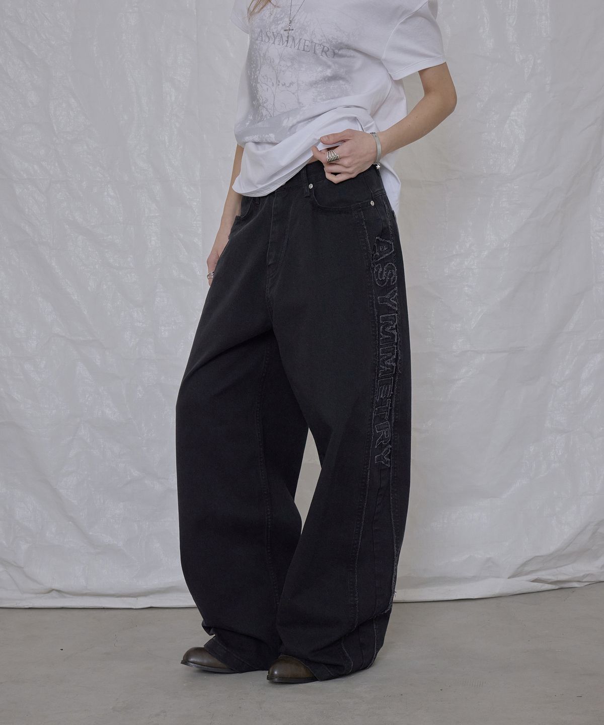애시메트리(ASYMMETRY) RAW LETTERING PANTS / BLACK