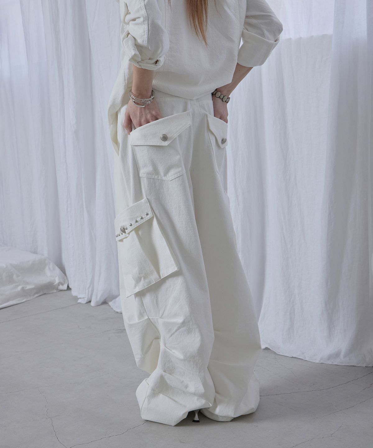 애시메트리(ASYMMETRY) CROWN STRUCTURED POCKET PANTS / IVORY