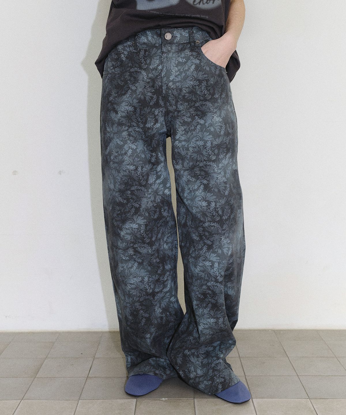 엔오르(EN OR) [CORE] FLOWER PRINT STRAIGHT DENIM PANTS - DARK GREY