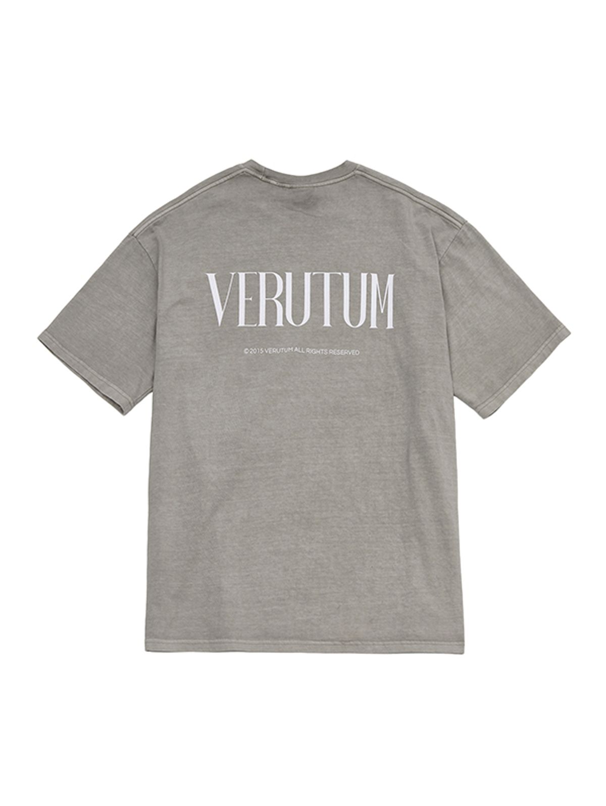 베루툼(VERUTUM) 베루툼 세리프 백 로고 피그먼트 반팔티 맨즈 딥베이지