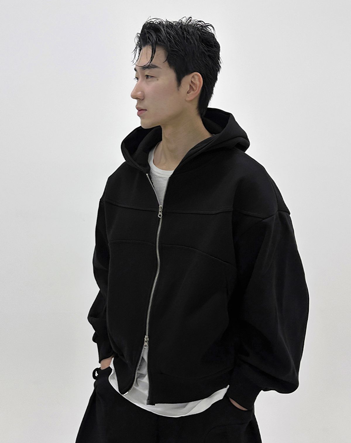 무건(MUGON) 커브드 라인 후드 스웻 집업 _ 블랙