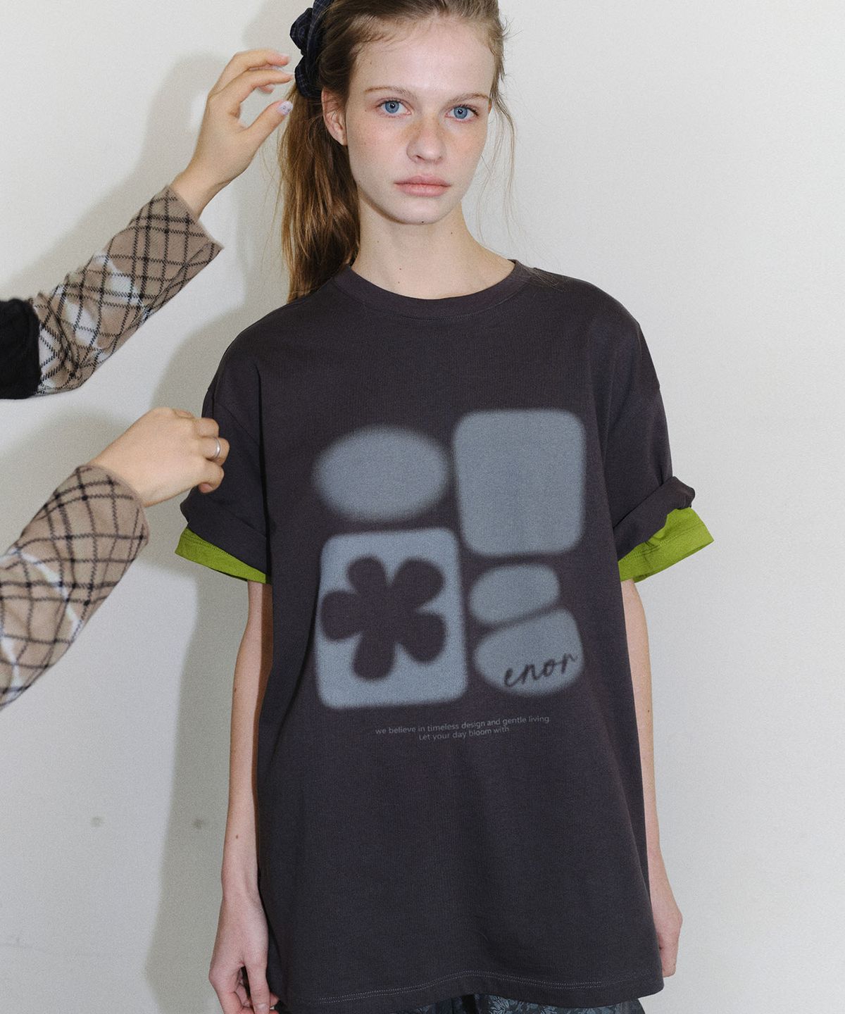 엔오르(EN OR) [CORE] SMUDGE GRAPHIC T-SHIRT - DARK GREY