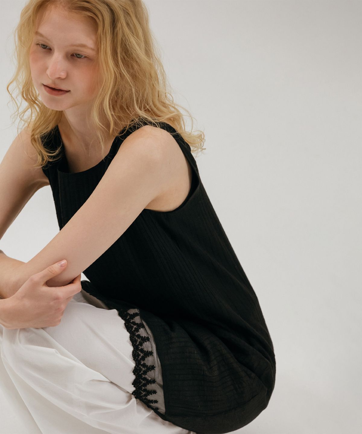 아바몰리(AVA MOLLI) Crease Lace Sleeveless Dress (BLACK)