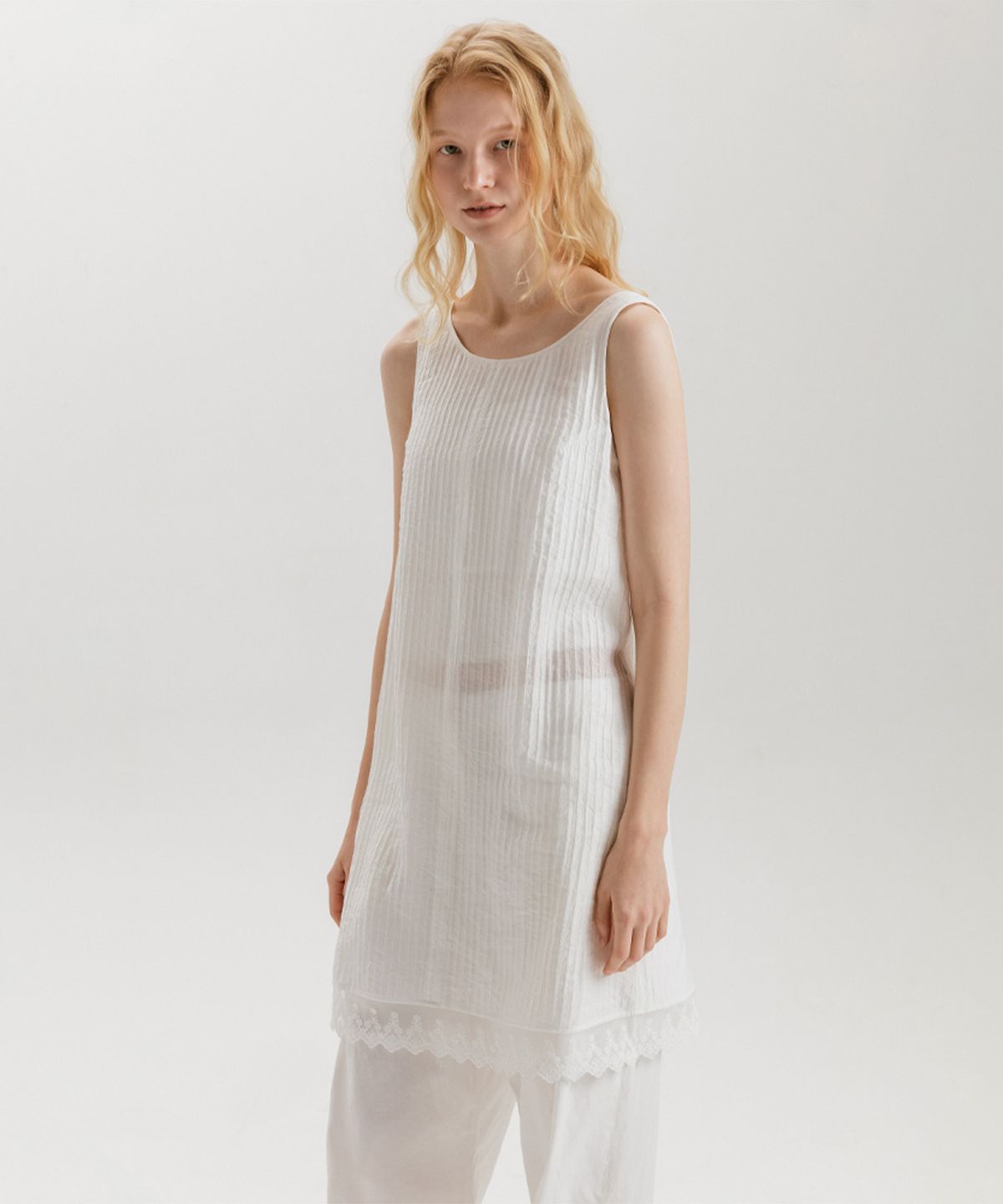 아바몰리(AVA MOLLI) Crease Lace Sleeveless Dress (WHITE)