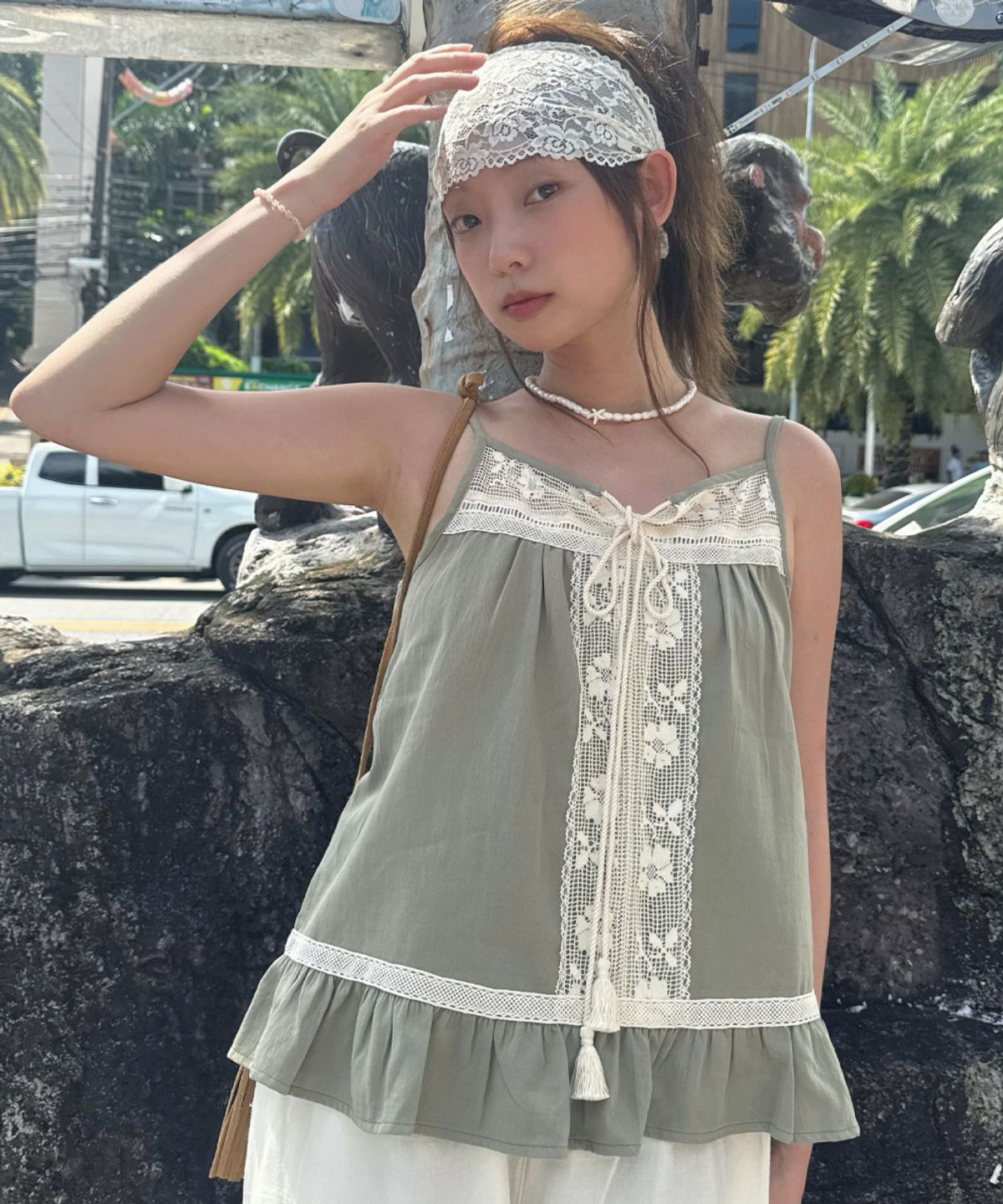 아우어노스텔지아(OURNOSTALGIA) Boheme Lace Sleeveless Blouse_Khaki(OB6BL06)