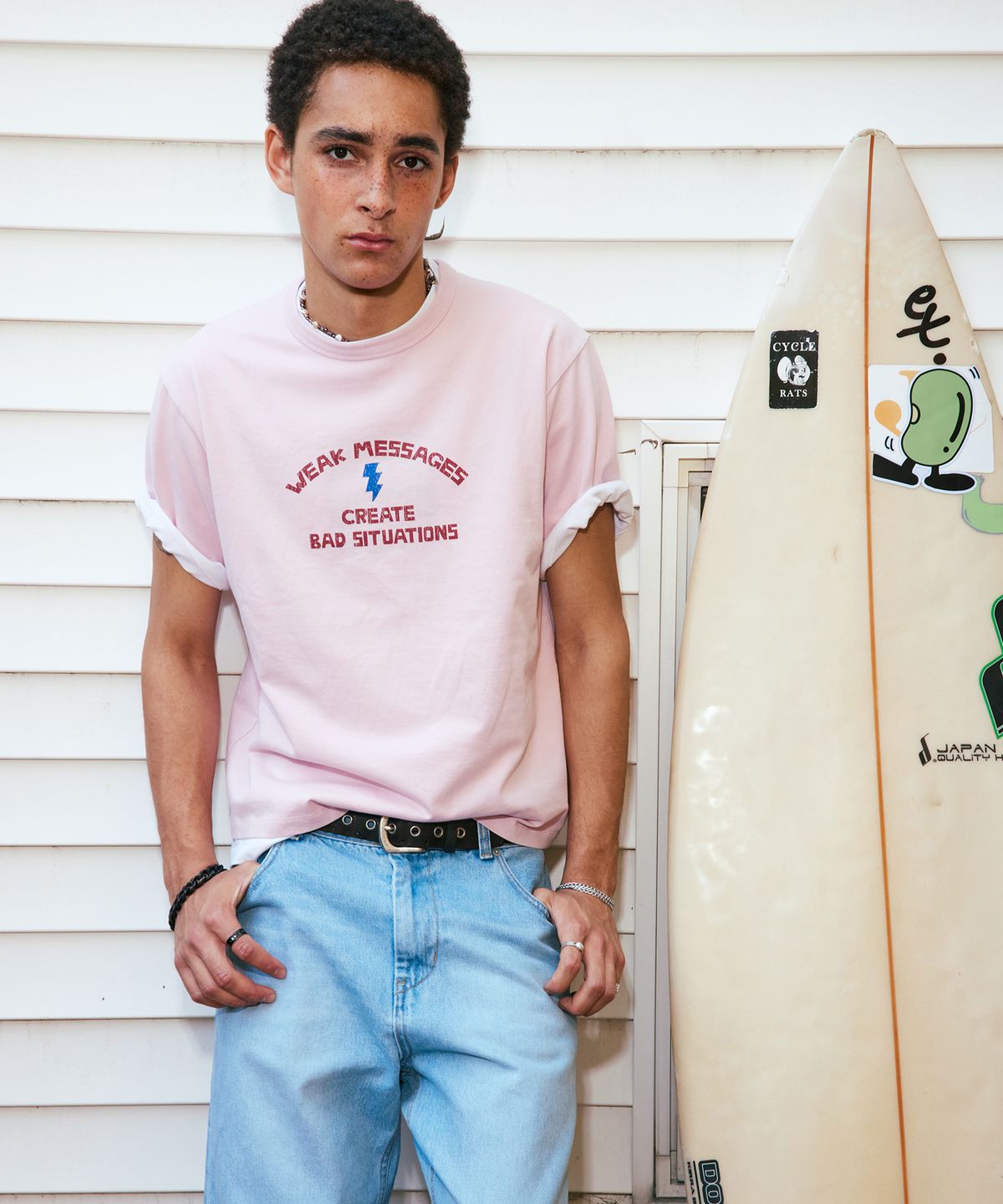 1011갤러리(1011 GALLERY) Weak Messages T-Shirts - Pink