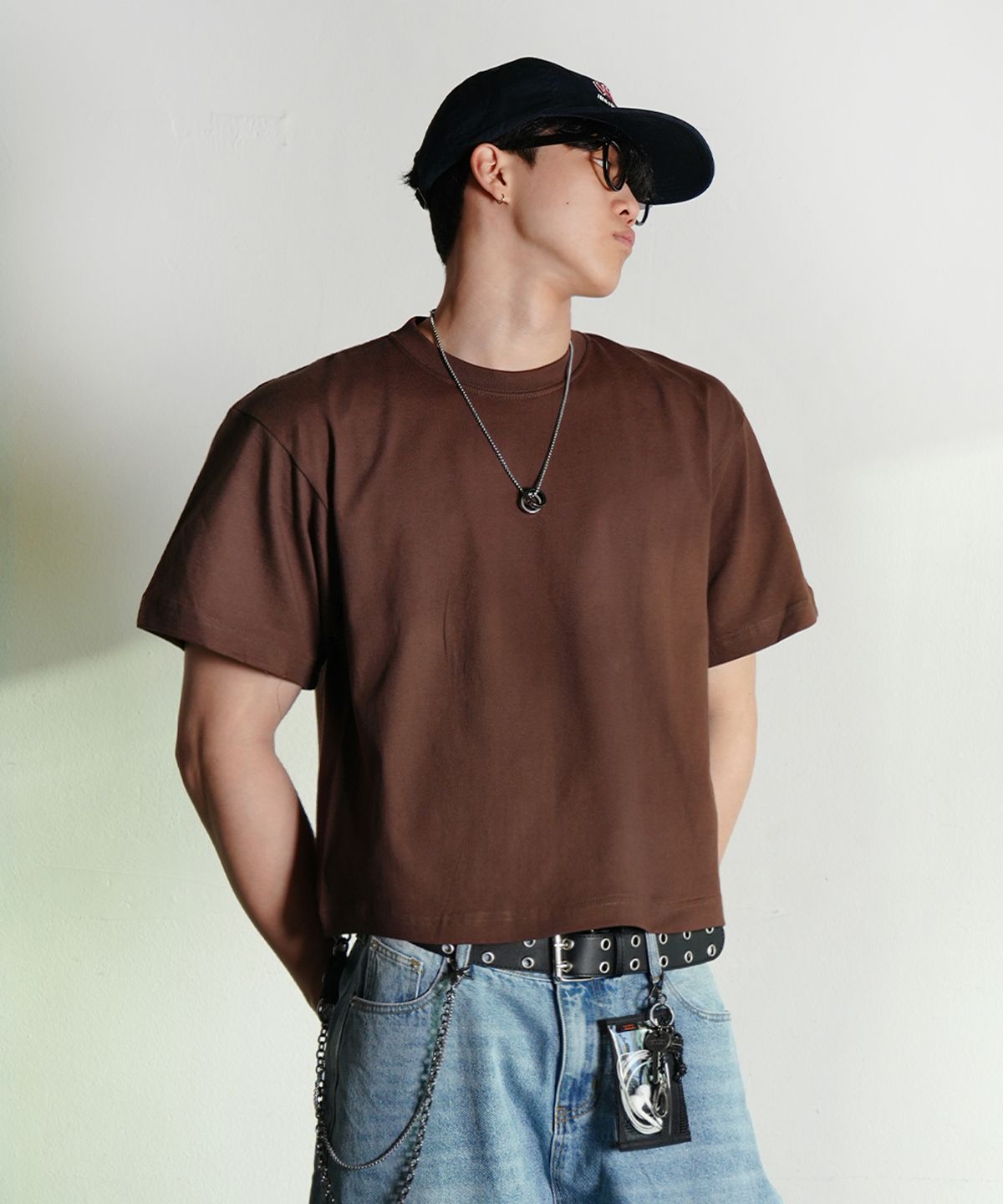 더마일(THEMILE) 가먼츠 크롭 무지 크루넥_DARK BROWN