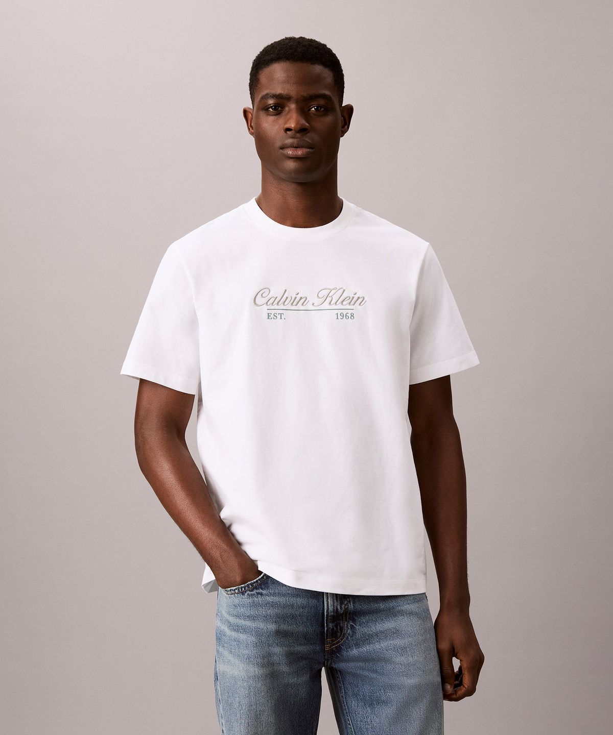 캘빈클라인 진(CALVIN KLEIN JEANS) 캘빈 커시브 그래픽 반팔 티셔츠 4RG822G YAF
