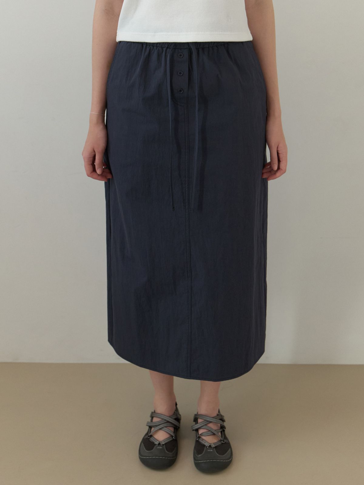 더미튼(THEMITTEN) Ridge button H skirt (navy)