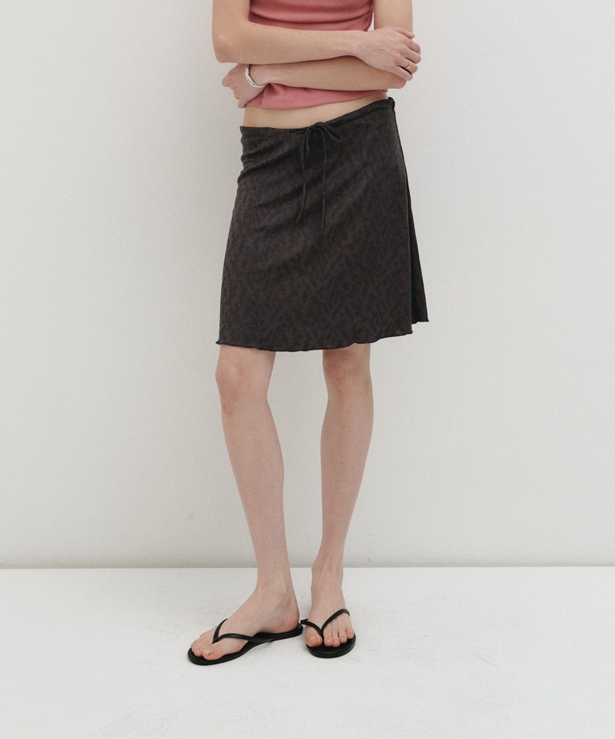 소플러(SOFLER) STELLA SEMI FLARED MIDI SKIRT_CHARCOAL